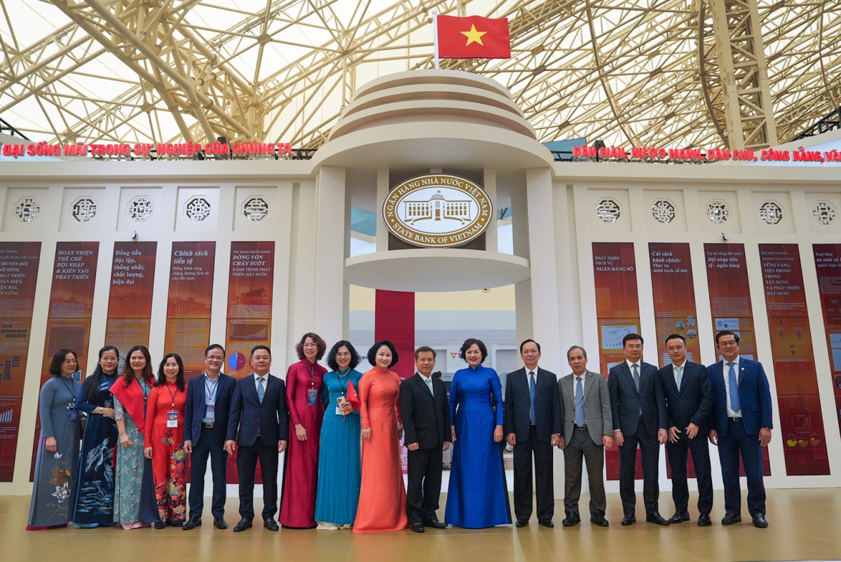 Khai mạc gian không gian triển lãm “Ngành Ngân hàng Việt Nam - Tự hào quá khứ, vững vàng hiện tại, kiến tạo tương lai” Khai mạc gian không gian triển lãm “Ngành Ngân hàng Việt Nam - Tự hào quá khứ, vững vàng hiện tại, kiến tạo tương lai”
