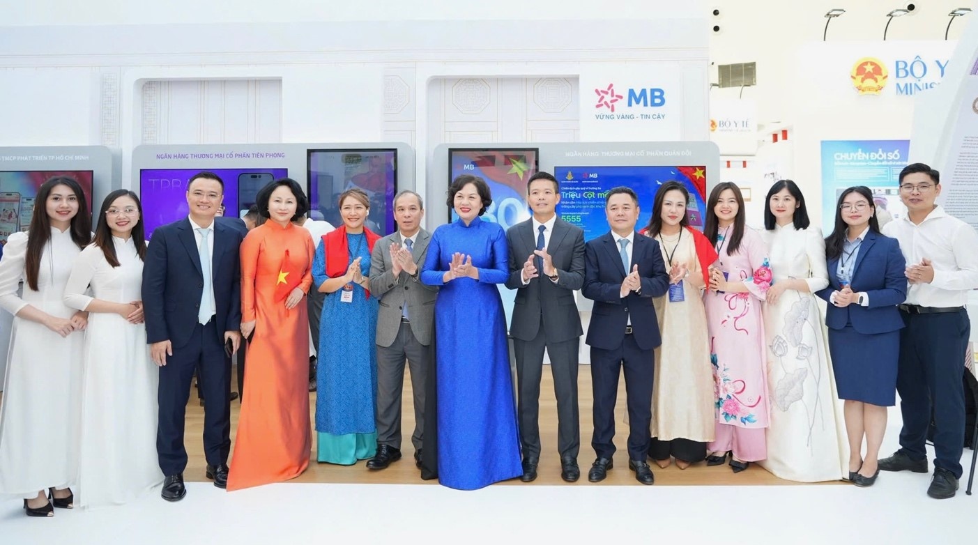 Thống đốc NHNN Nguyễn Thị Hồng chụp ảnh lưu niệm cùng lãnh đạo và cán bộ MB tại Triển lãm thành tự đất nước A80