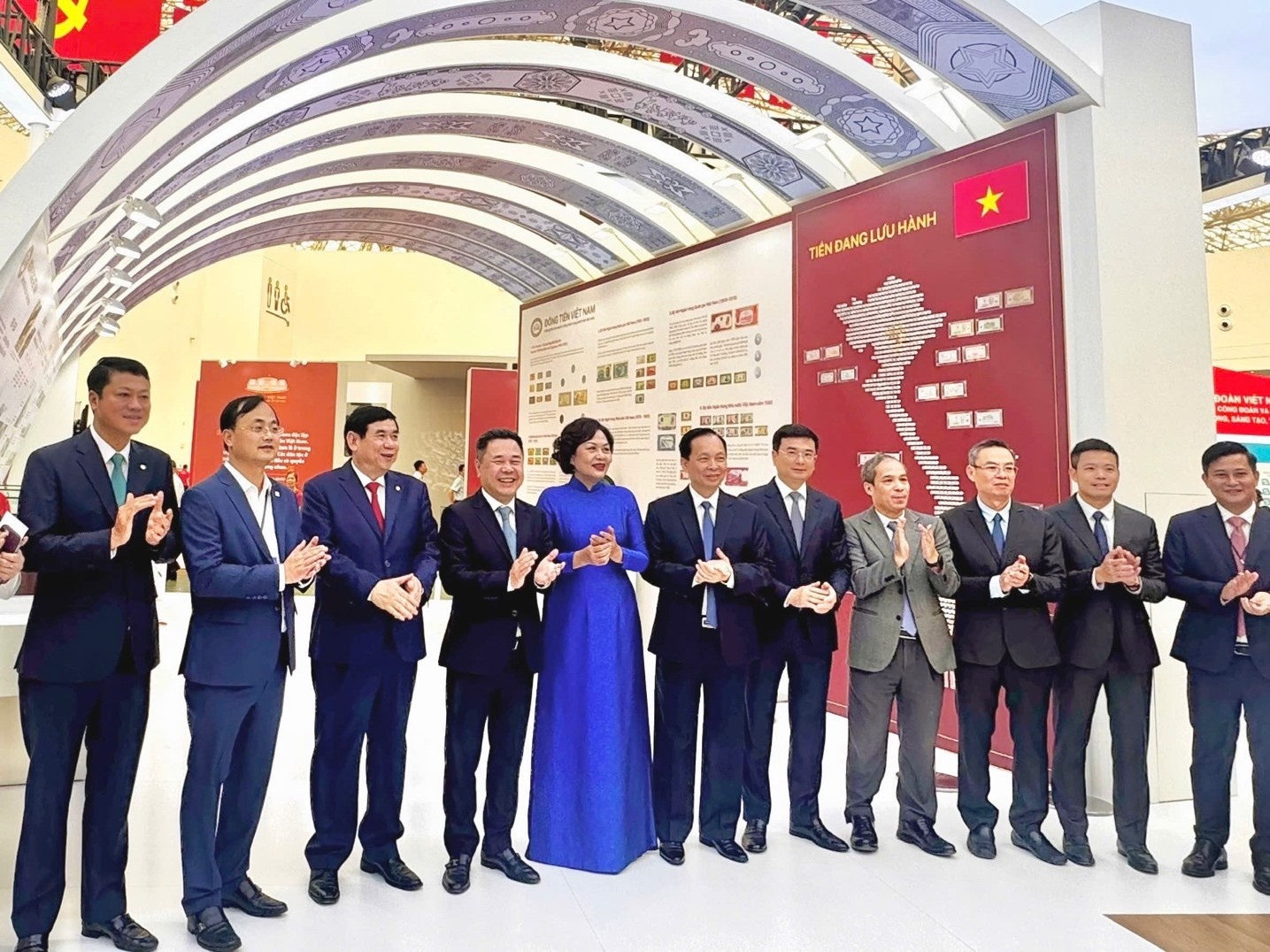 Thống đốc NHNN cùng các lãnh đạo ngành Ngân hàng đồng hành tại Triển lãm “Thành tựu đất nước A80”)