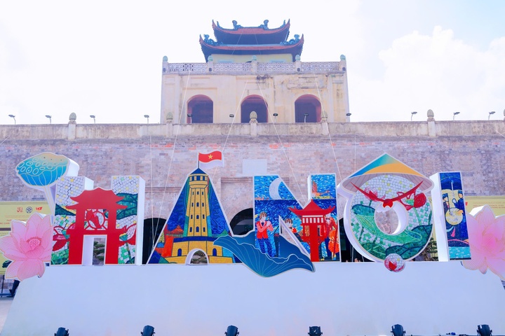 Triển lãm được thiết kế như một hành trình xuyên suốt, từ di sản đến công nghệ, từ truyền thống đến sáng tạo. Triển lãm được thiết kế như một hành trình xuyên suốt, từ di sản đến công nghệ, từ truyền thống đến sáng tạo.