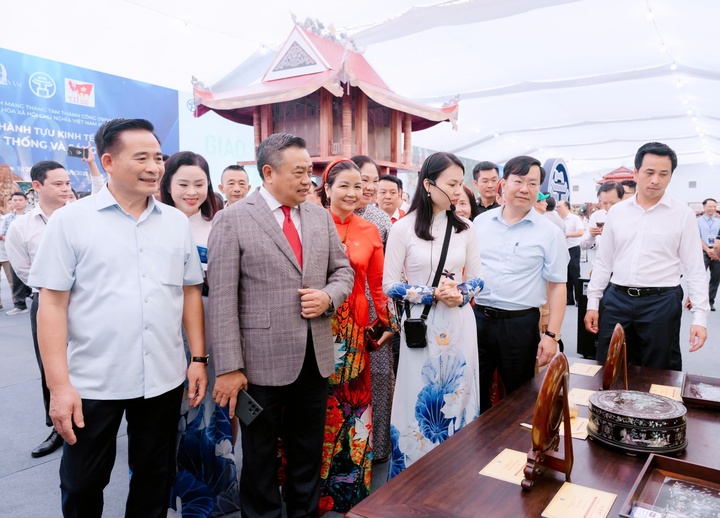 Chủ tịch Hà Nội tham quan Không gian Truyền thống và Sáng tạo Hà Nội 2025. Chủ tịch Hà Nội tham quan Không gian Truyền thống và Sáng tạo Hà Nội 2025.