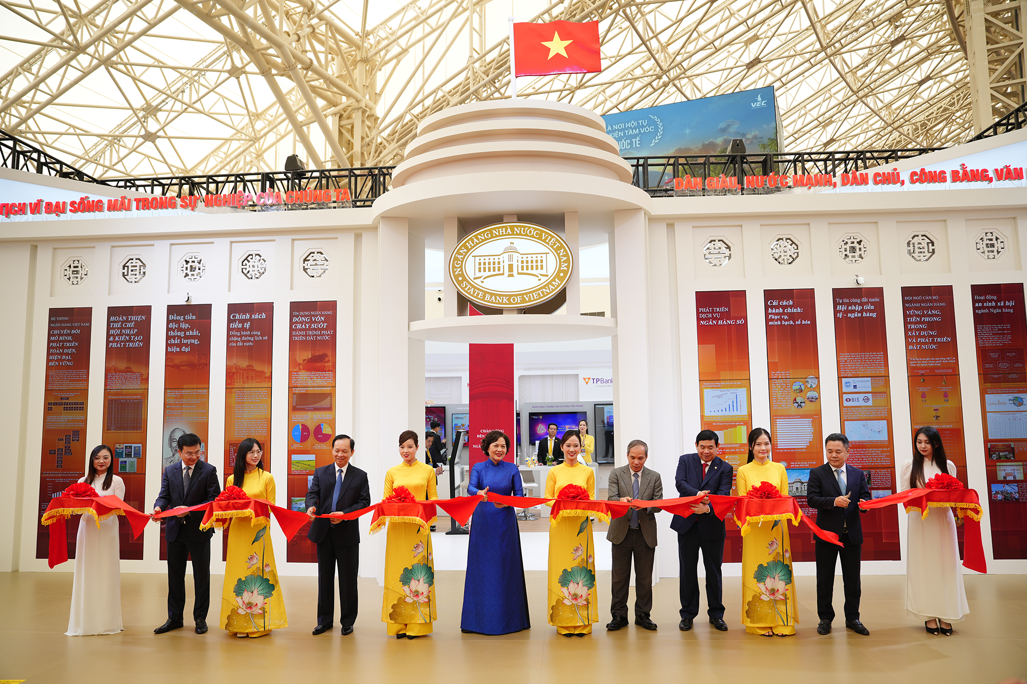 Sáng 28/8, Thống đốc NHNN Nguyễn Thị Hồng cùng các đồng chí Phó Thống đốc NHNN, đại diện lãnh đạo ngân hàng cắt băng khai mạc gian triển lãm của ngành Ngân hàng với chủ đề “Ngành Ngân hàng Việt Nam - Tự hào quá khứ, vững vàng hiện tại, kiến tạo tương lai”