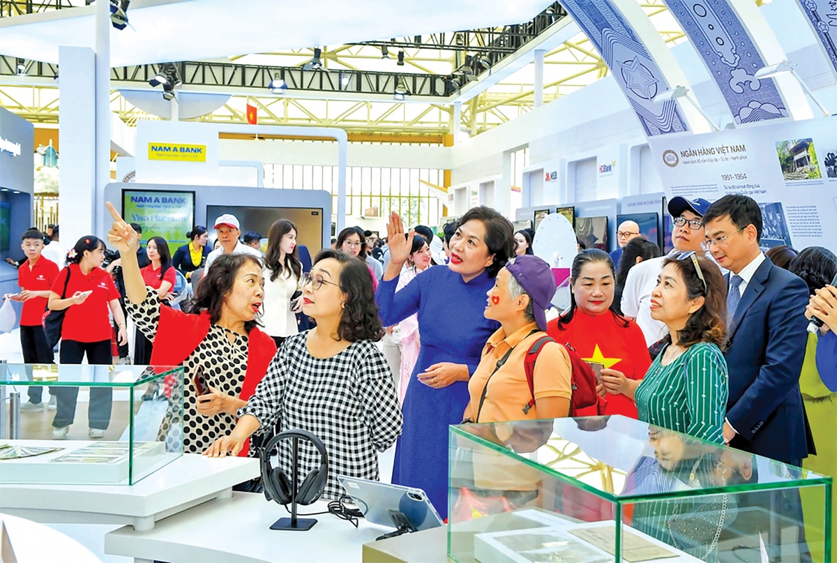 Thống đốc NHNN Nguyễn Thị Hồng giới thiệu đến khách tham quan gian trưng bày về đồng tiền Việt Nam qua các thời kỳ Thống đốc NHNN Nguyễn Thị Hồng giới thiệu đến khách tham quan gian trưng bày về đồng tiền Việt Nam qua các thời kỳ