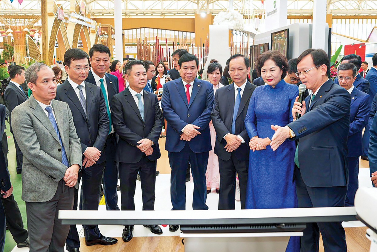 Ban lãnh đạo NHNN tham quan gian trưng bày của BIDV Ban lãnh đạo NHNN tham quan gian trưng bày của BIDV