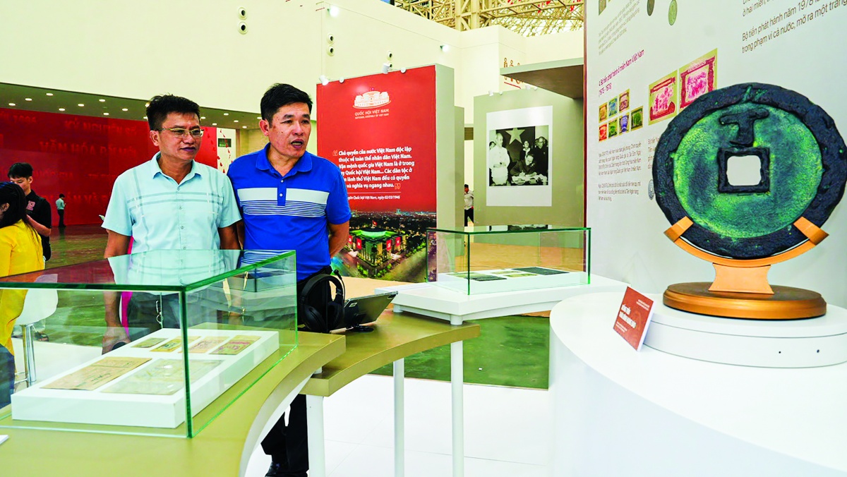 Khách tham quan tại gian triển lãm ngành Ngân hàng Khách tham quan tại gian triển lãm ngành Ngân hàng