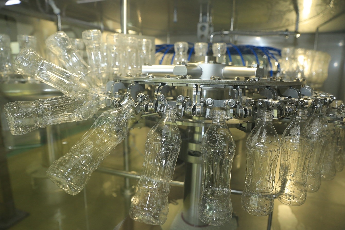 Công nghệ chiết lạnh vô trùng Aseptic thế hệ thứ 7 giúp dây chuyền sản xuất nước tăng lực Number 1 giảm phát thải khí nhà kính bằng cách giảm nhựa, tiết kiệm nước.