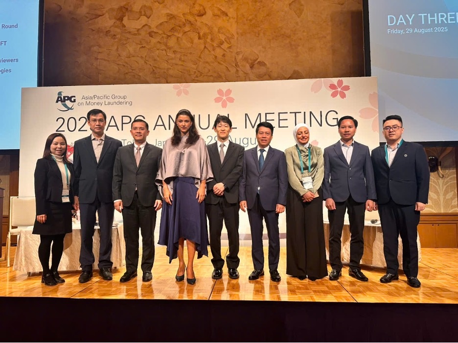 Ảnh: Đoàn Việt Nam chụp ảnh lưu niệm với Chủ tịch FATF và chủ tịch APG