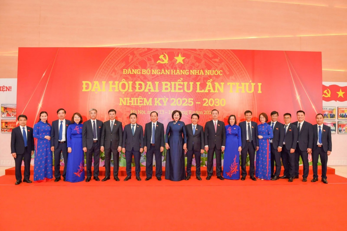 Ban lãnh đạo NHNN Việt Nam chụp ảnh lưu niệm cùng đoàn đại biểu Co-opBank dự Đại hội đại biểu Đảng bộ Ngân hàng Nhà nước lần thứ I, nhiệm kỳ 2025 - 2030 Ban lãnh đạo NHNN Việt Nam chụp ảnh lưu niệm cùng đoàn đại biểu Co-opBank dự Đại hội đại biểu Đảng bộ Ngân hàng Nhà nước lần thứ I, nhiệm kỳ 2025 - 2030