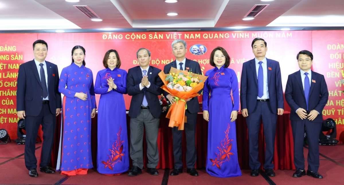 Đồng chí Đoàn Thái Sơn - Phó Bí thư Đảng ủy NHNN, Phó Thống đốc NHNN Việt Nam chúc mừng Ban chấp hành Đảng bộ Co-opBank nhiệm kỳ 2025 - 2030 tại Đại hội Đảng bộ Co-opBank lần thứ IV Đồng chí Đoàn Thái Sơn - Phó Bí thư Đảng ủy NHNN, Phó Thống đốc NHNN Việt Nam chúc mừng Ban chấp hành Đảng bộ Co-opBank nhiệm kỳ 2025 - 2030 tại Đại hội Đảng bộ Co-opBank lần thứ IV