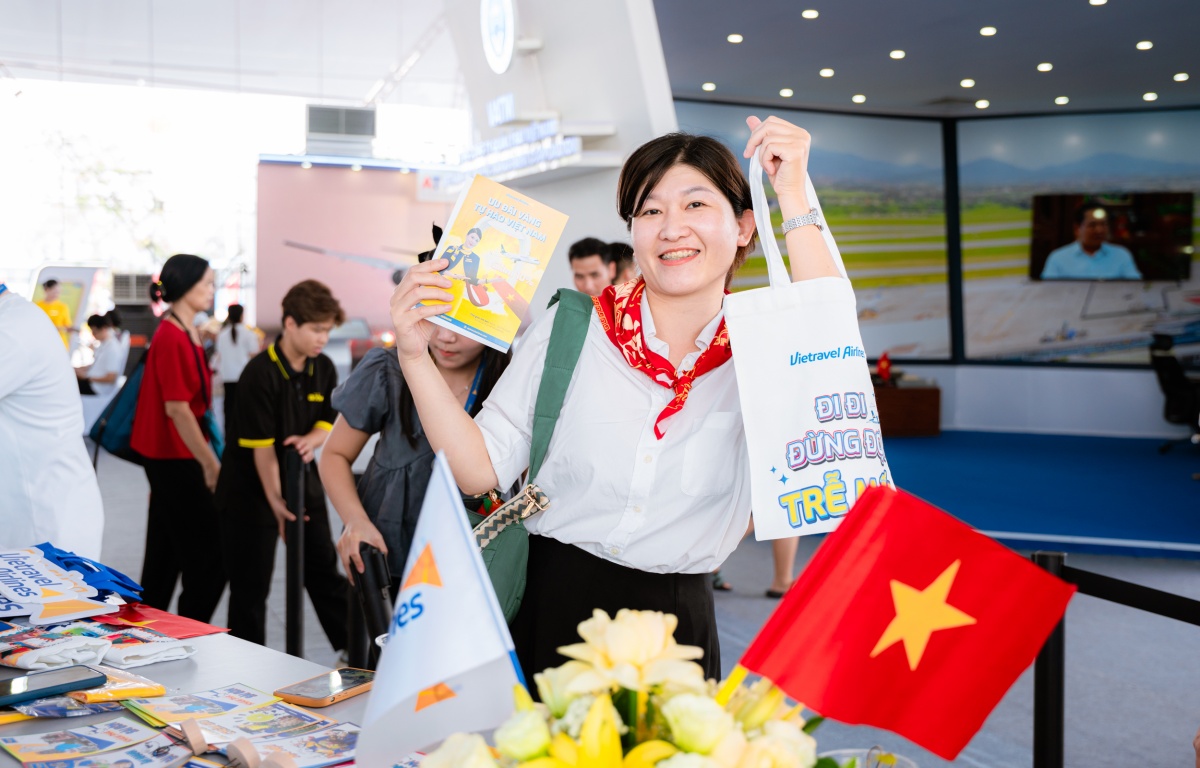 Khách hàng hào hứng checkin cùng Vietravel Airlines Khách hàng hào hứng checkin cùng Vietravel Airlines