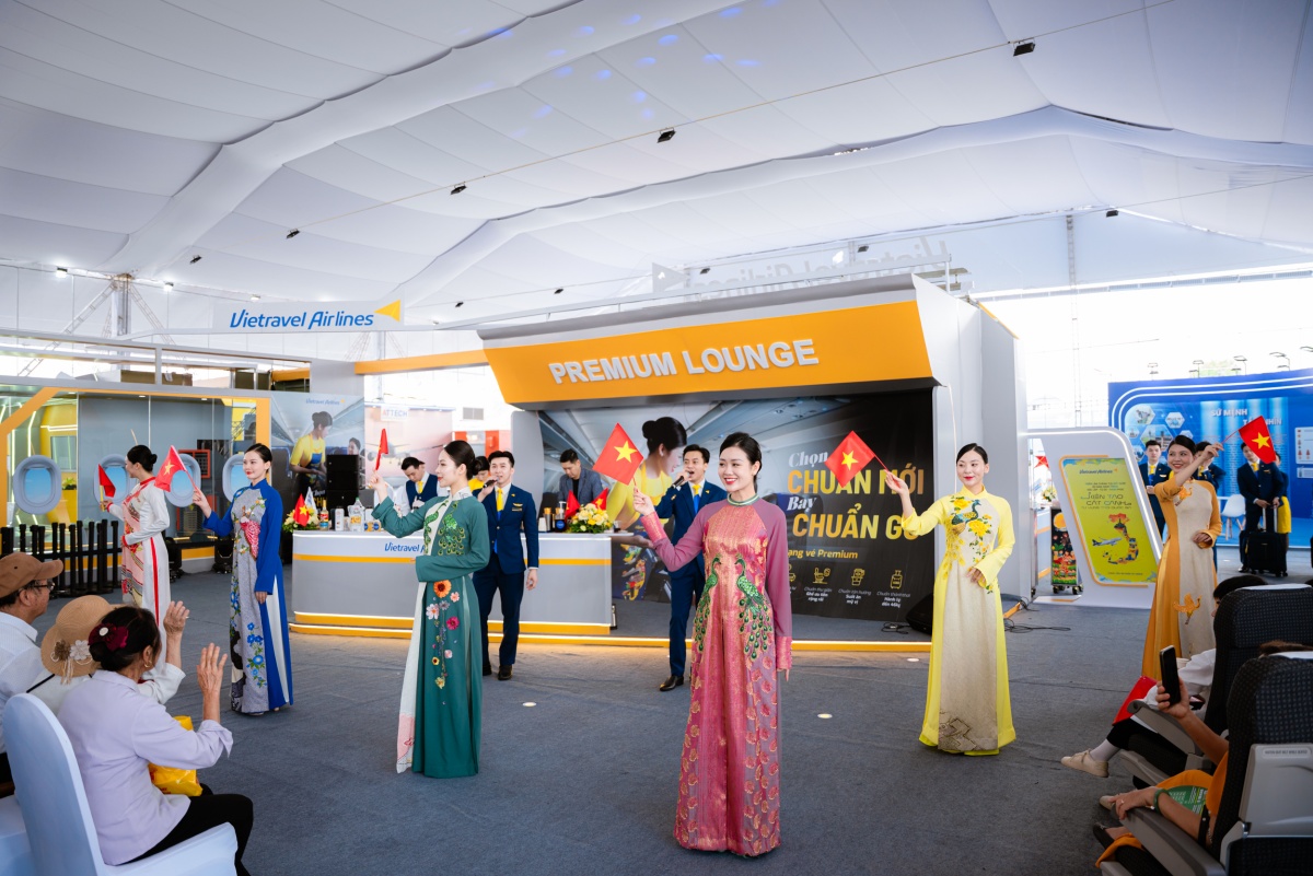 Khán giả thưởng thức show nghệ thuật “Sải cánh Việt Nam” do chính các tiếp viên của Vietravel Airlines biểu diễn Khán giả thưởng thức show nghệ thuật “Sải cánh Việt Nam” do chính các tiếp viên của Vietravel Airlines biểu diễn