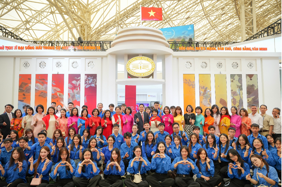 Đoàn Học viện Ngân hàng tham dự Triển lãm 80 năm thành tựu đất nước và hành trình ngành Ngân hàng Việt Nam Đoàn Học viện Ngân hàng tham dự Triển lãm 80 năm thành tựu đất nước và hành trình ngành Ngân hàng Việt Nam