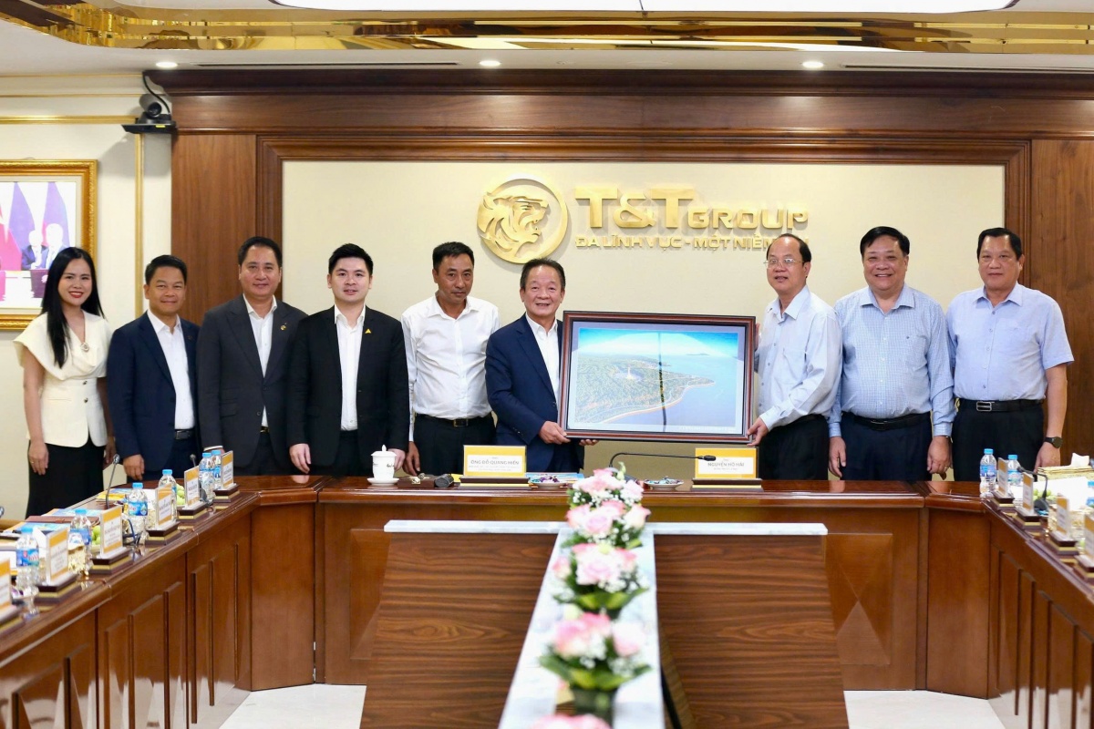 Lãnh đạo tỉnh Cà Mau tặng quà cho lãnh đạo Tập đoàn T&T Group tại buổi làm việc. Lãnh đạo tỉnh Cà Mau tặng quà cho lãnh đạo Tập đoàn T&T Group tại buổi làm việc.