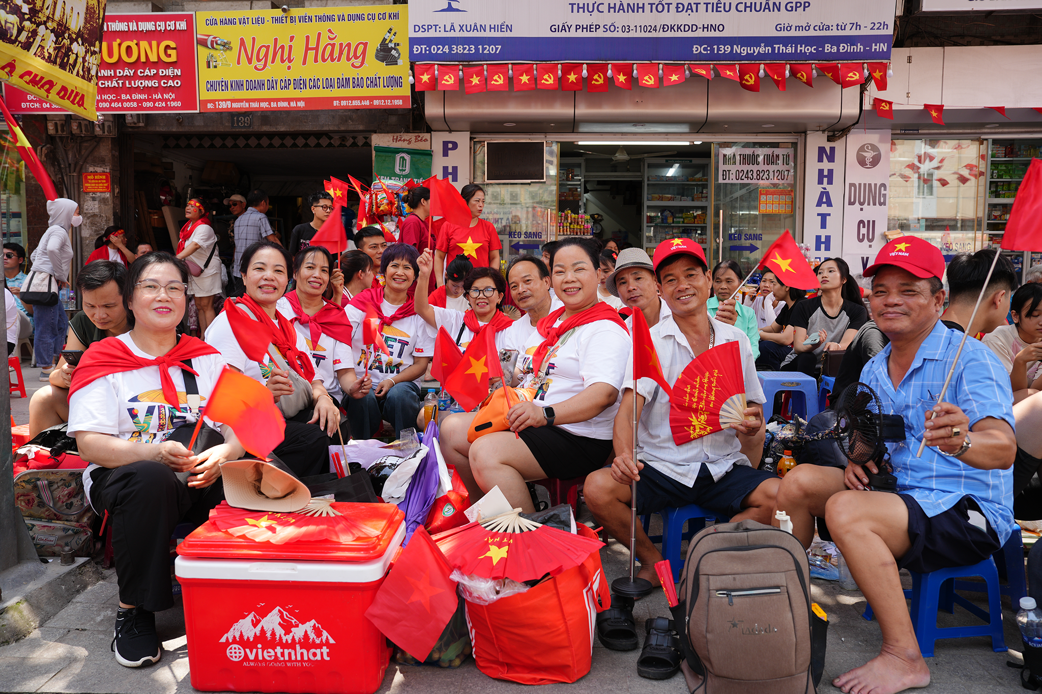 Người dân phủ kín hai bên đường trước giờ tổng duyệt A80