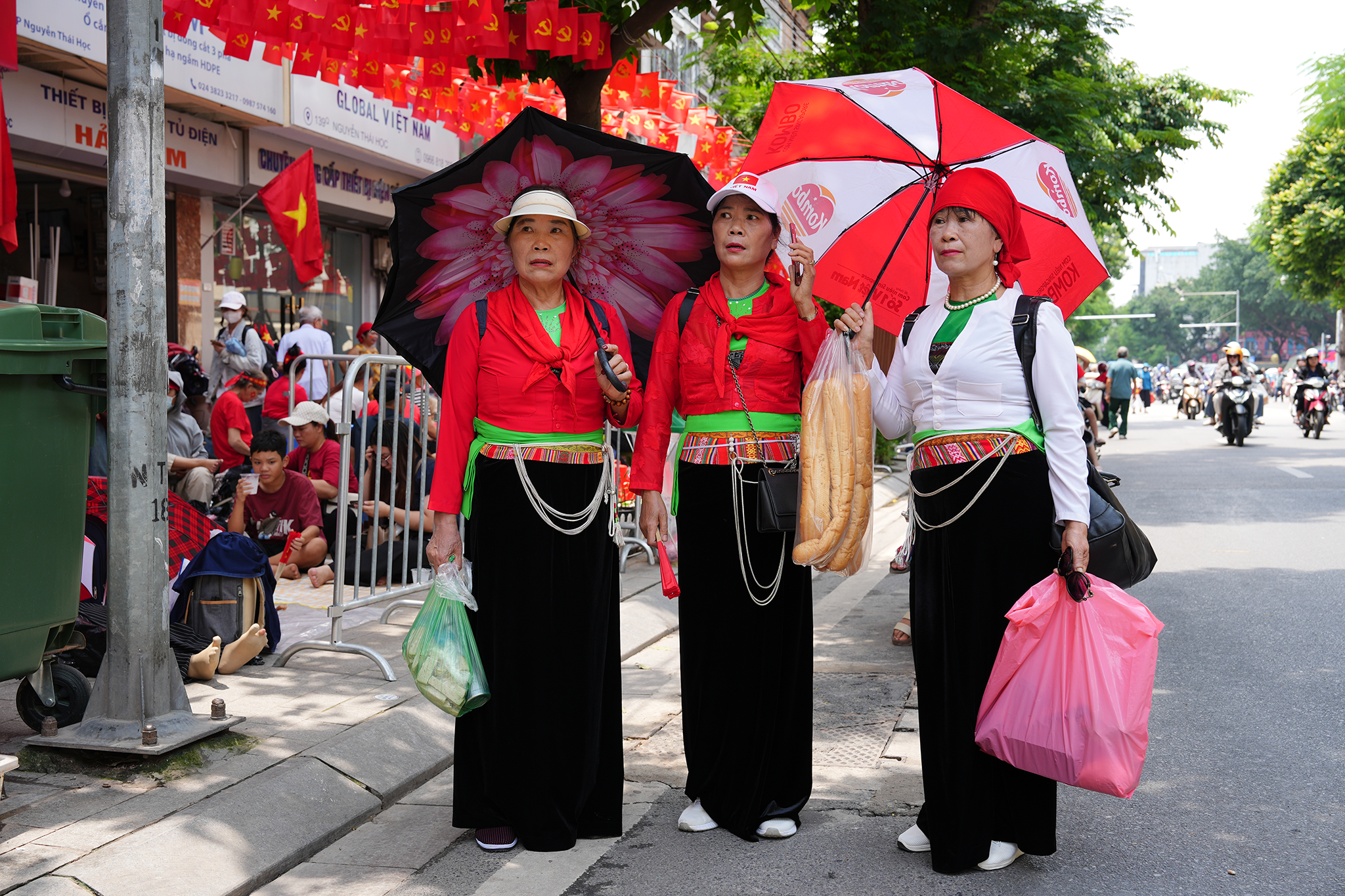 Người dân phủ kín hai bên đường trước giờ tổng duyệt A80