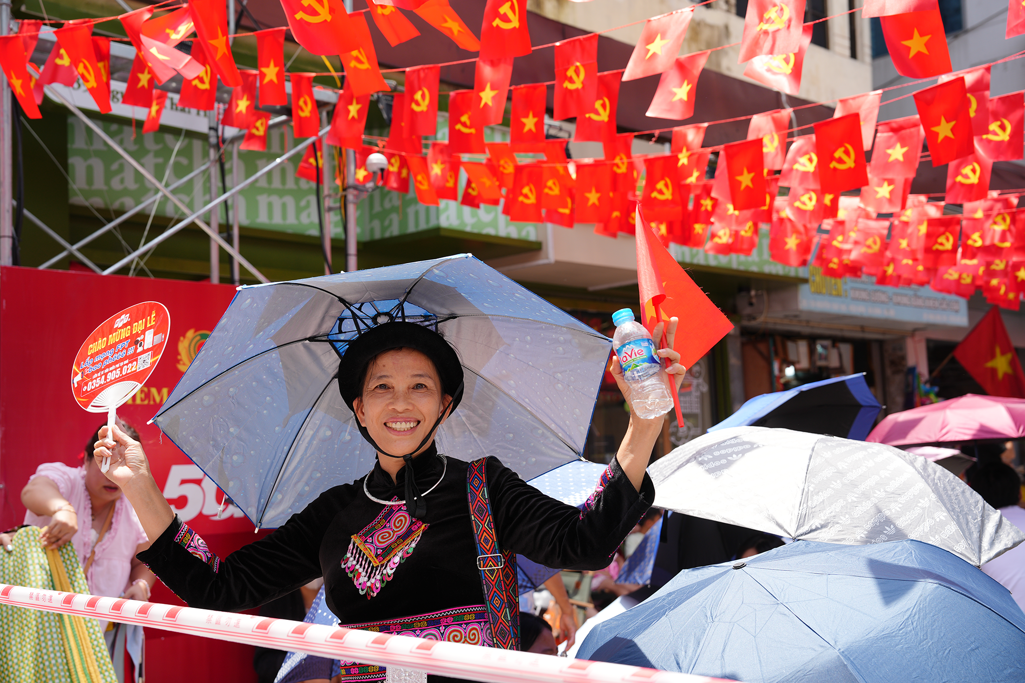 Người dân phủ kín hai bên đường trước giờ tổng duyệt A80