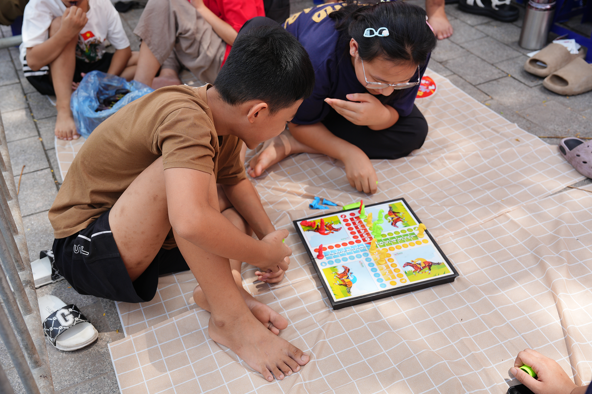 Người dân phủ kín hai bên đường trước giờ tổng duyệt A80