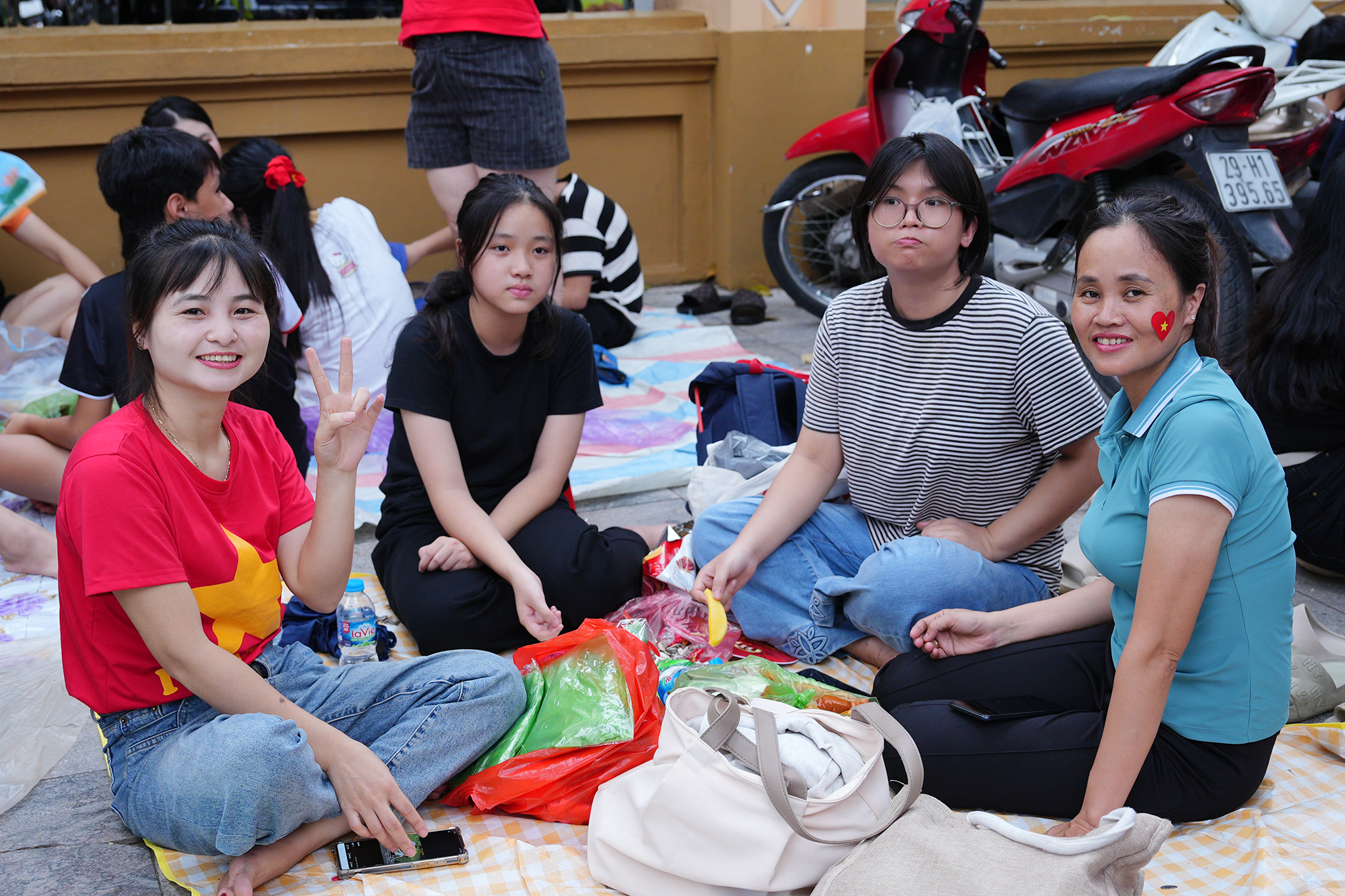 Người dân phủ kín hai bên đường trước giờ tổng duyệt A80