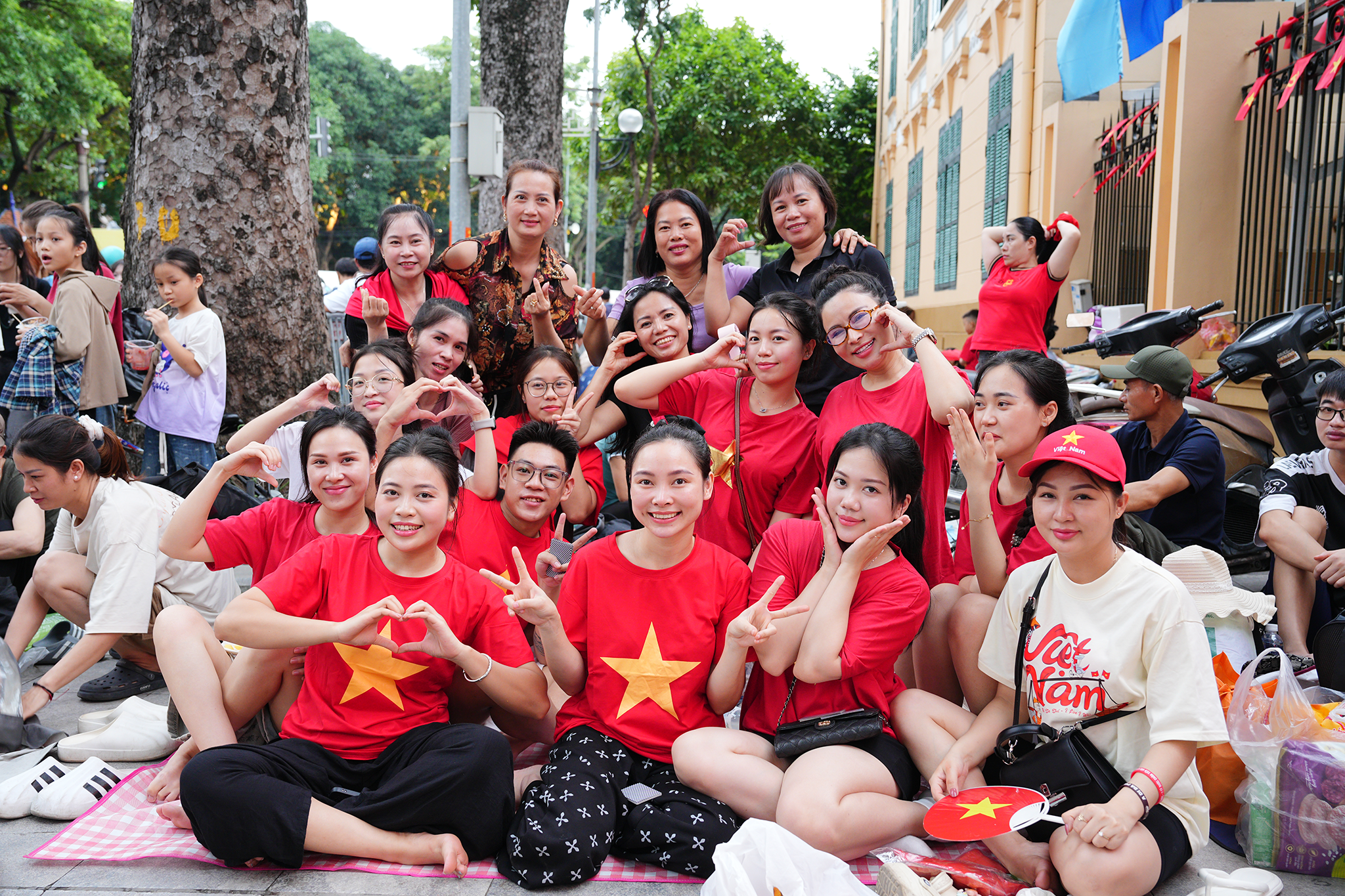 Người dân phủ kín hai bên đường trước giờ tổng duyệt A80