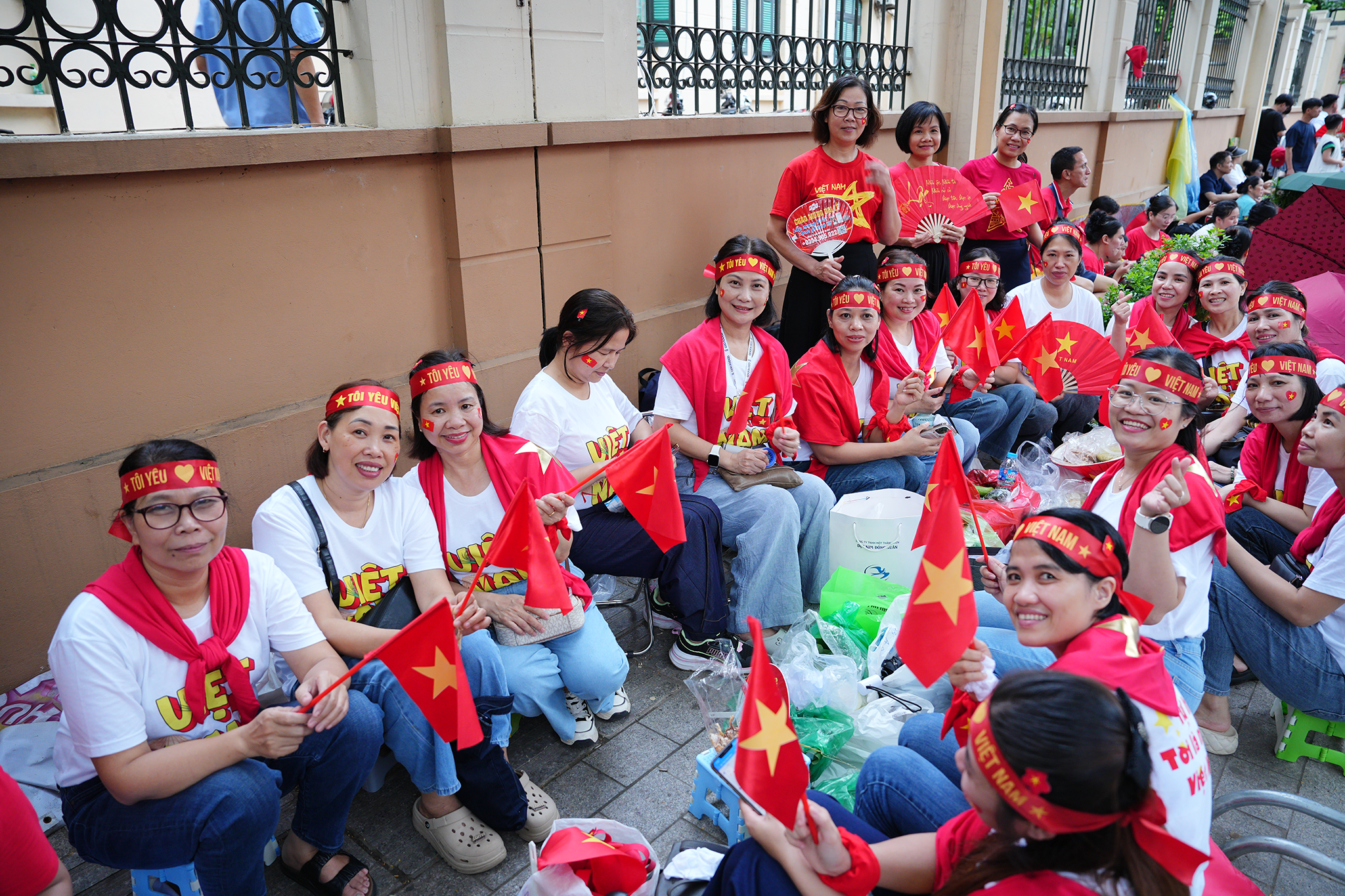 Người dân phủ kín hai bên đường trước giờ tổng duyệt A80