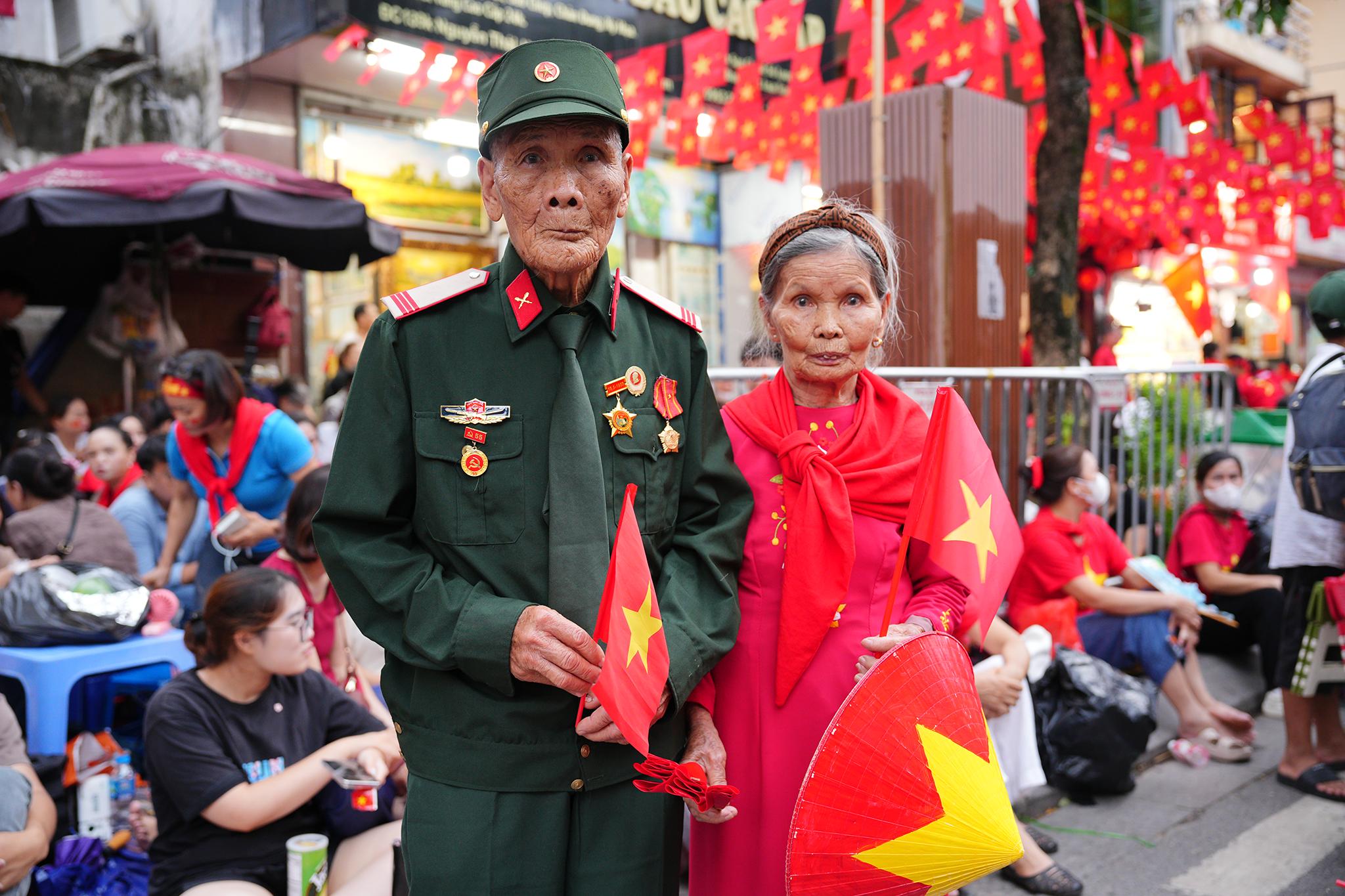 Người dân phủ kín hai bên đường trước giờ tổng duyệt A80