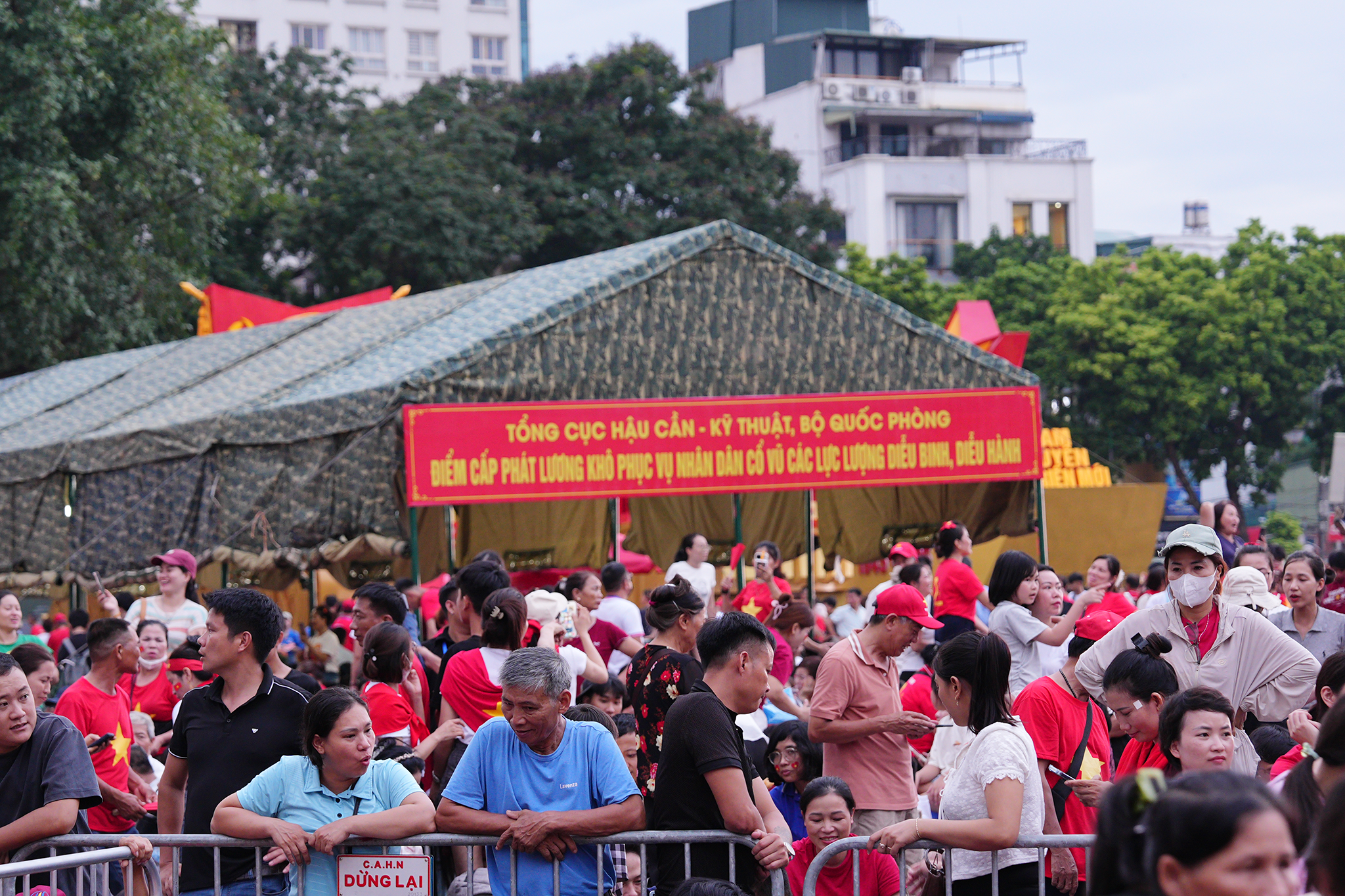 Người dân phủ kín hai bên đường trước giờ tổng duyệt A80