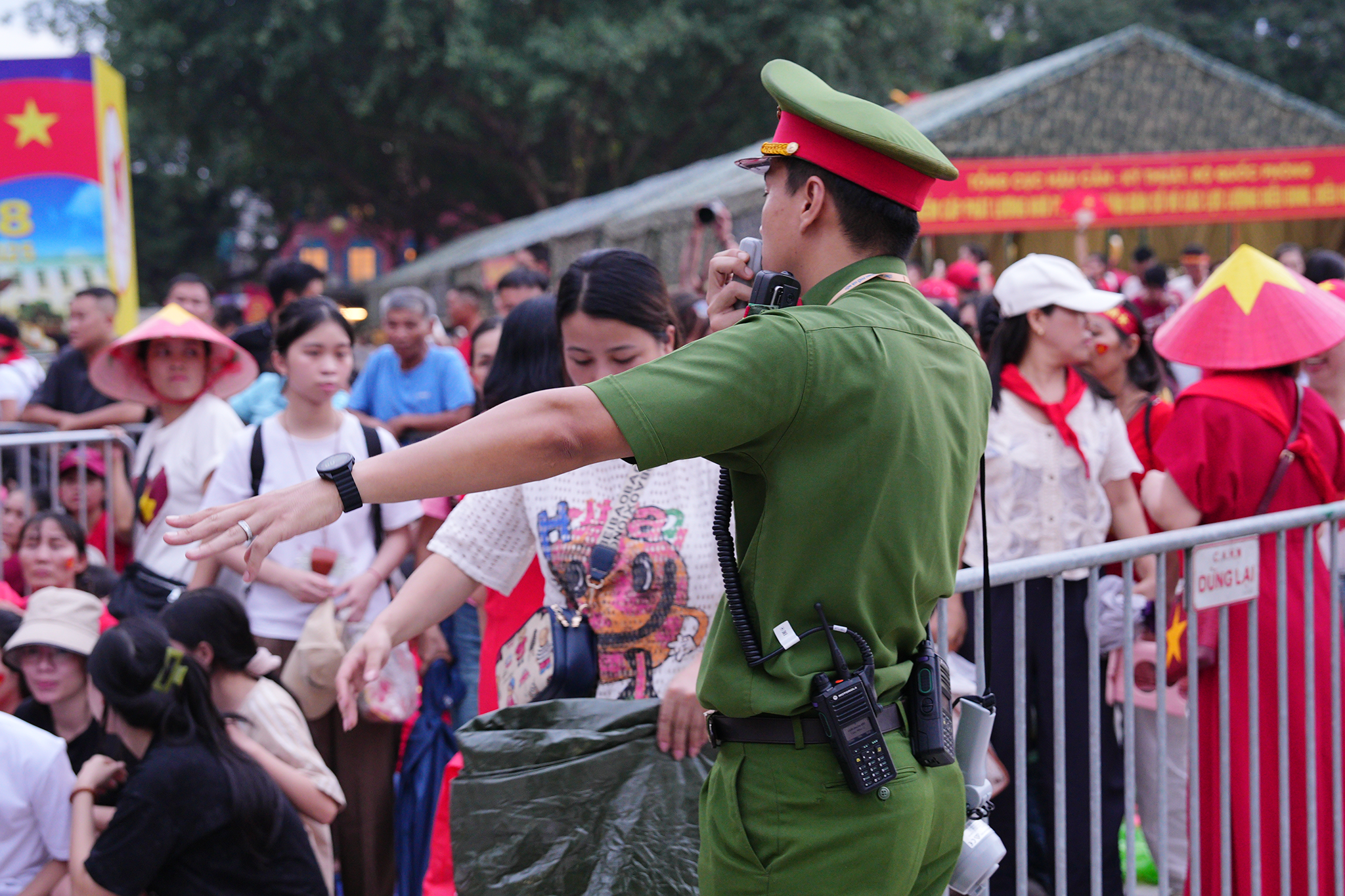 Người dân phủ kín hai bên đường trước giờ tổng duyệt A80