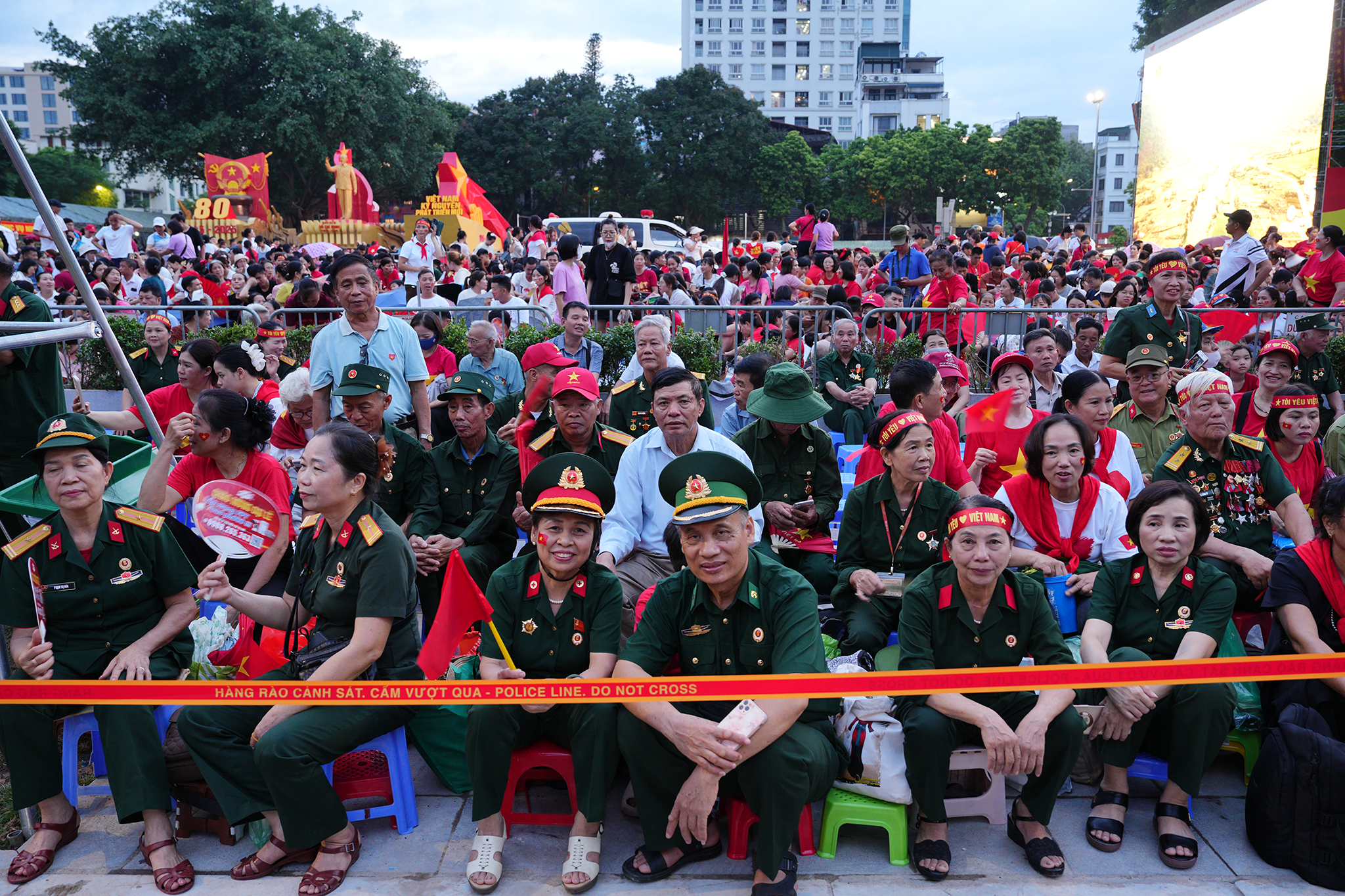 Người dân phủ kín hai bên đường trước giờ tổng duyệt A80