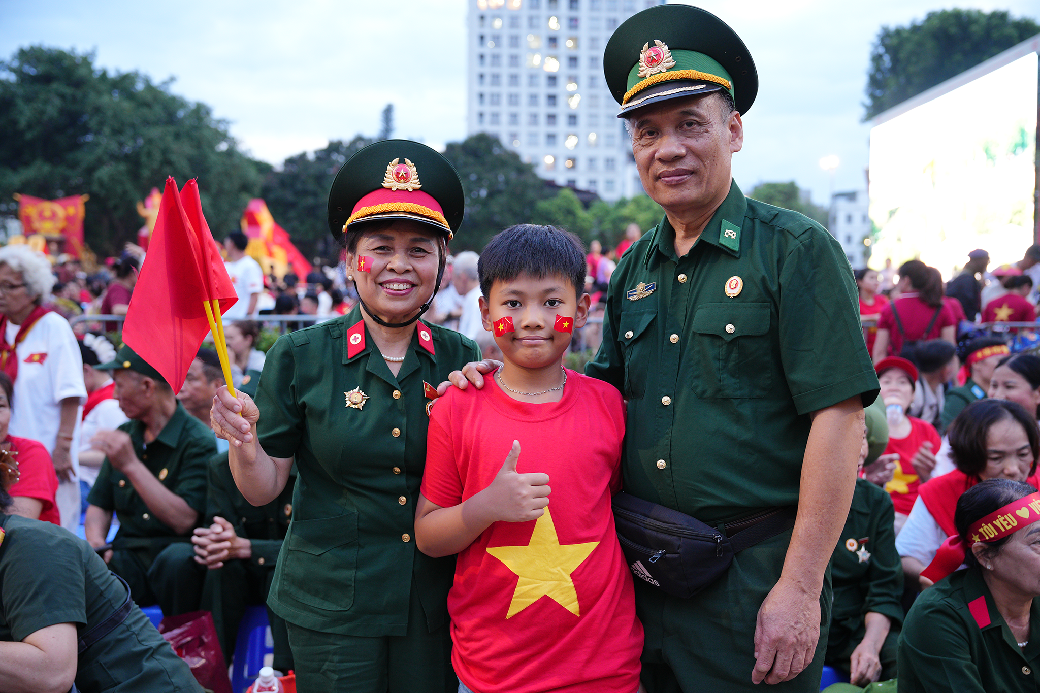 Người dân phủ kín hai bên đường trước giờ tổng duyệt A80