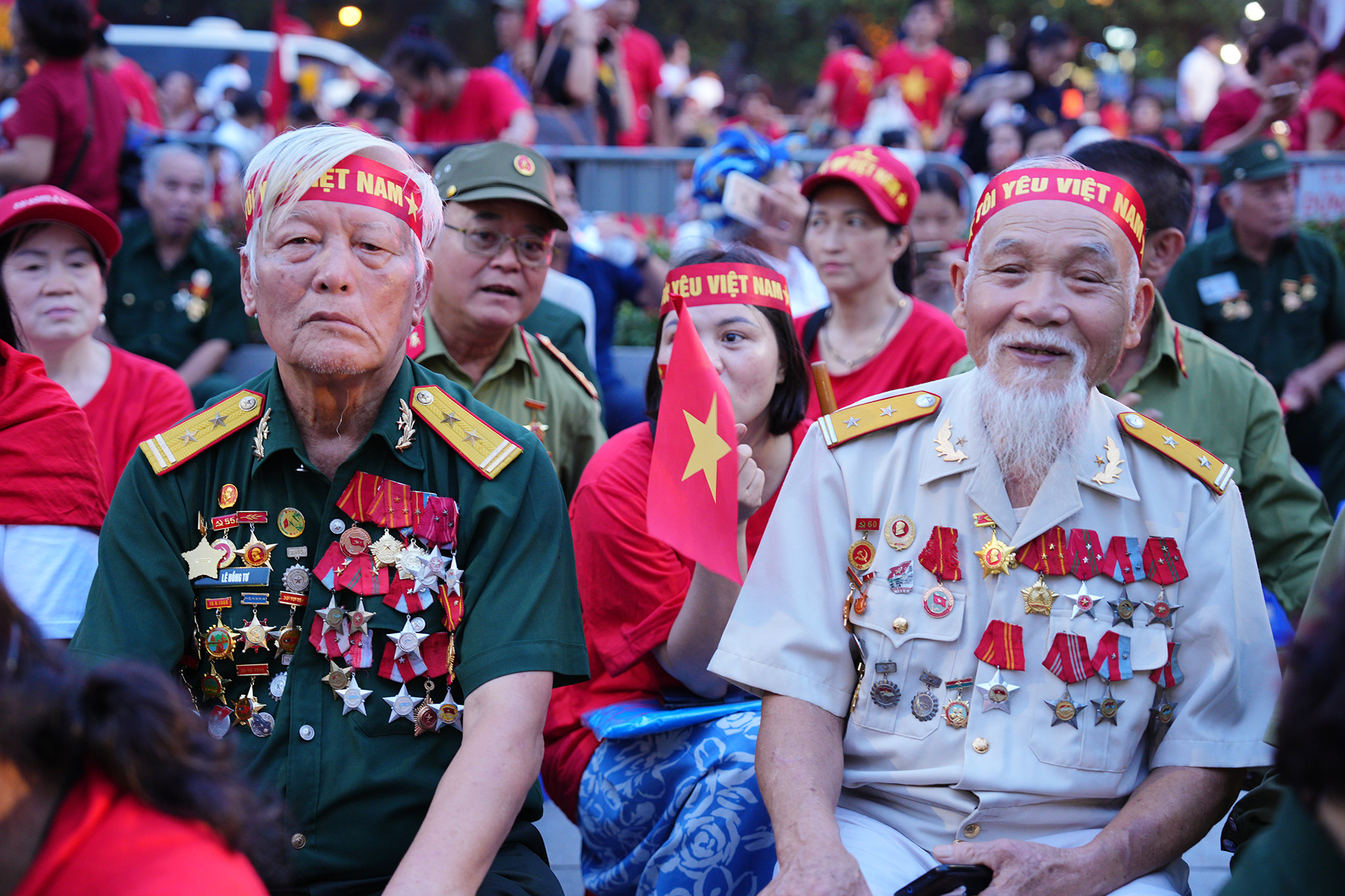 Người dân phủ kín hai bên đường trước giờ tổng duyệt A80