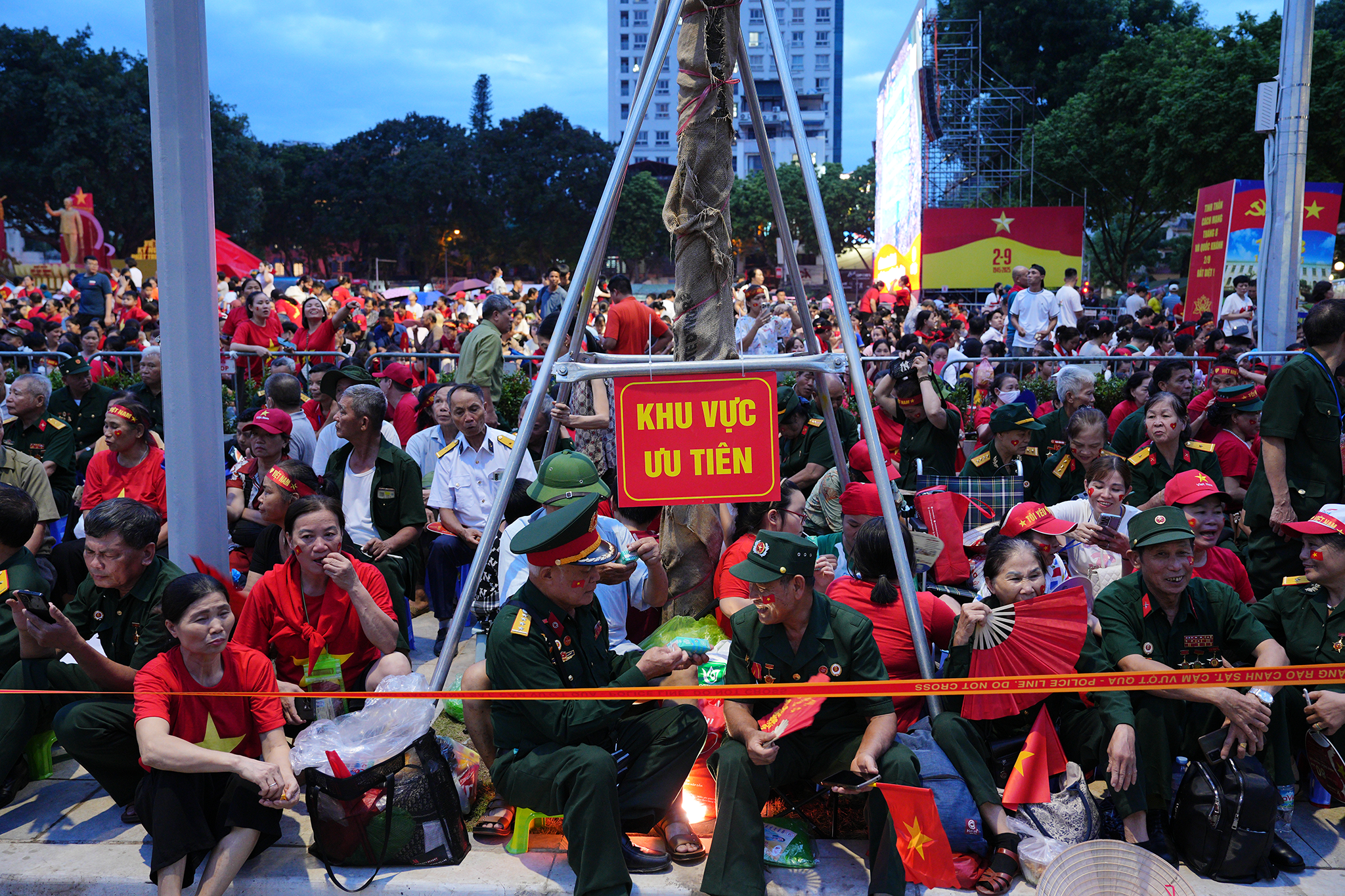 Người dân phủ kín hai bên đường trước giờ tổng duyệt A80