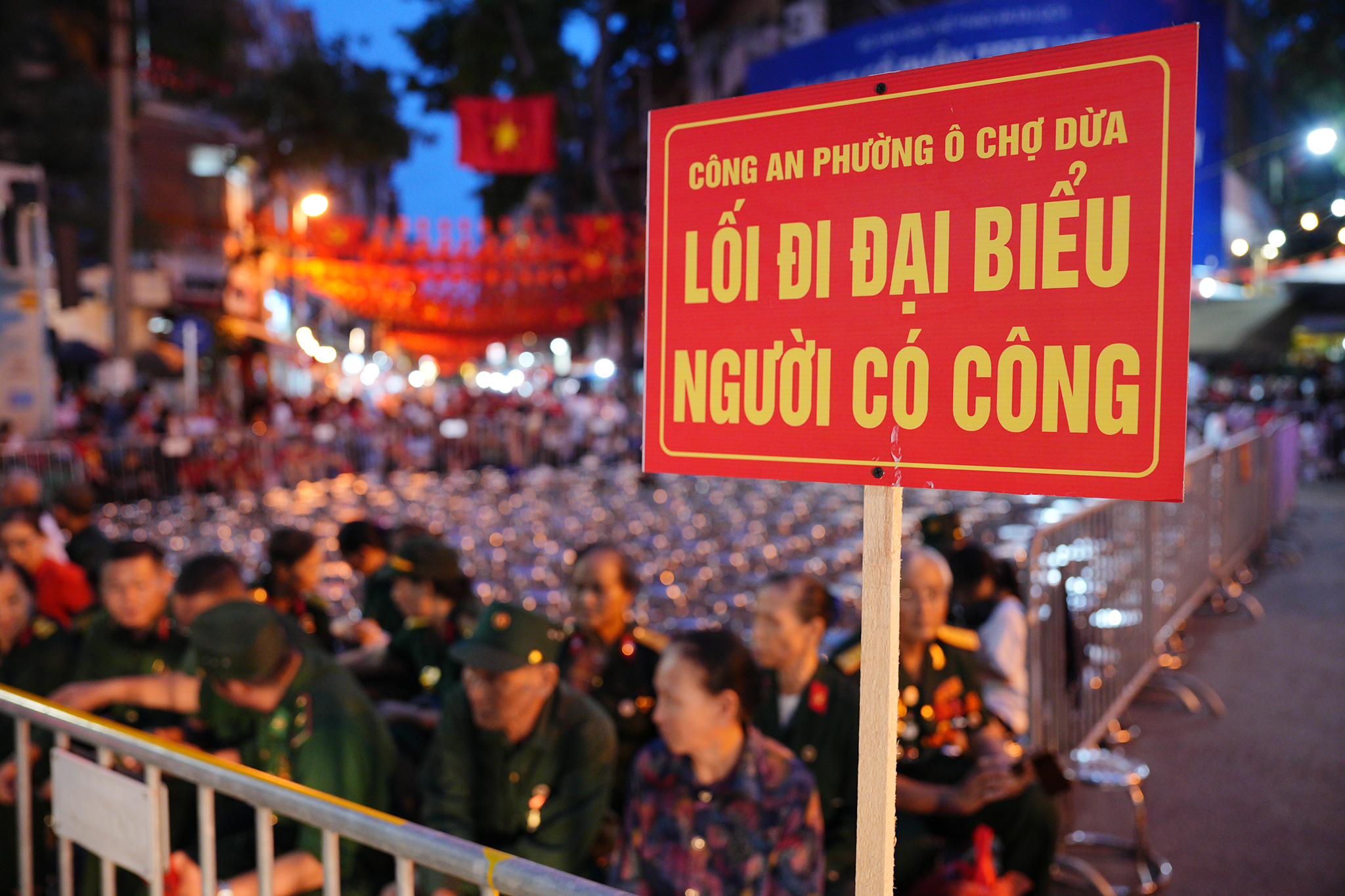 Người dân phủ kín hai bên đường trước giờ tổng duyệt A80