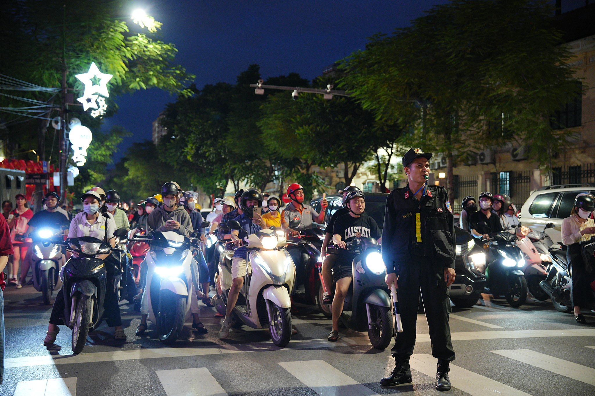 Người dân phủ kín hai bên đường trước giờ tổng duyệt A80