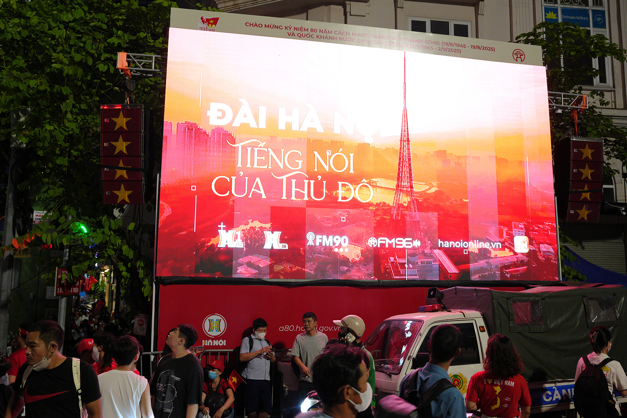 Người dân phủ kín hai bên đường trước giờ tổng duyệt A80