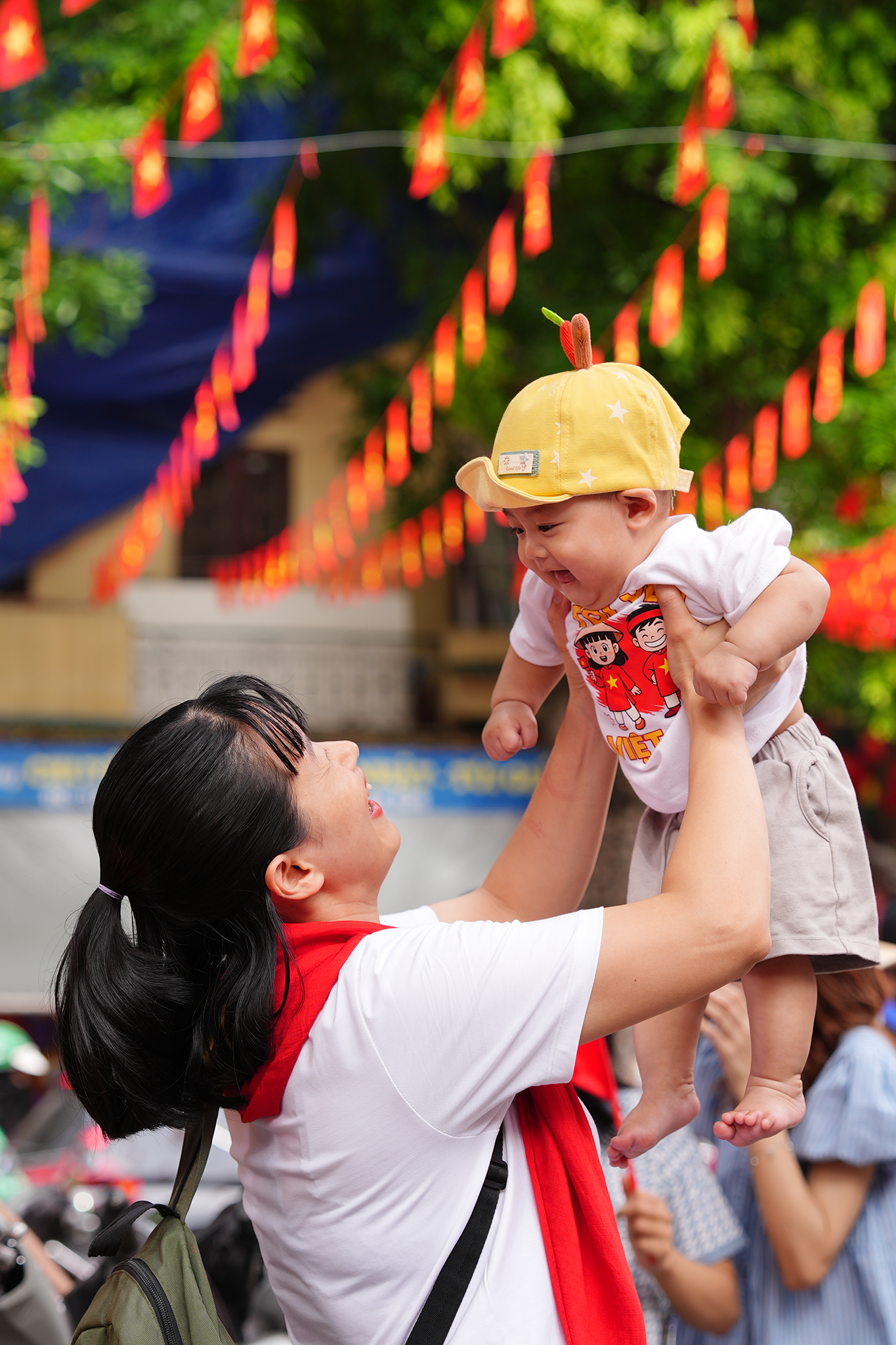 Niềm vui ngày hội non sông hiện lên qua ánh mắt bà và sự hồn nhiên của hai bà cháu