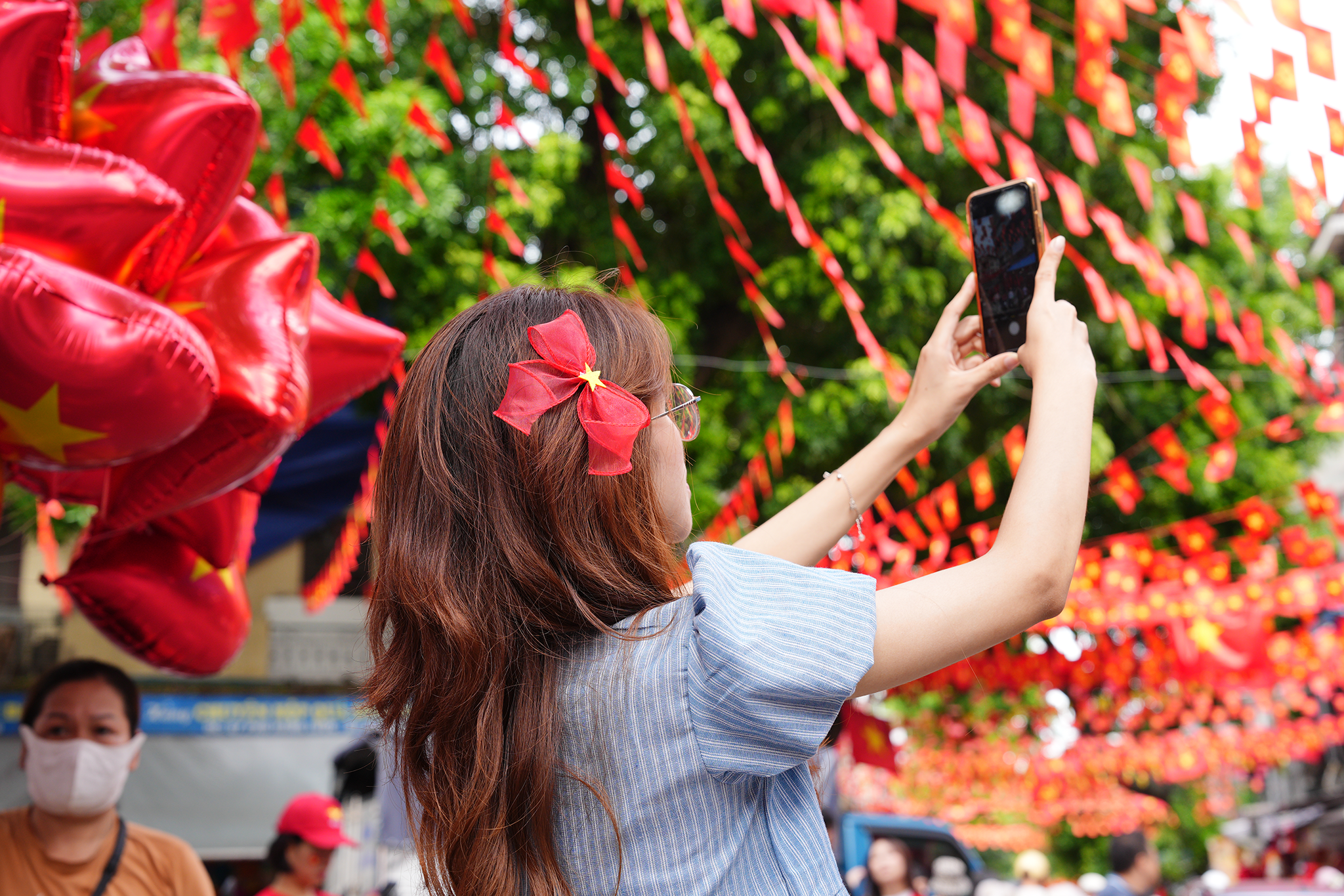 Bạn trẻ say mê ghi lại vẻ đẹp phố phường ngày lễ lớn