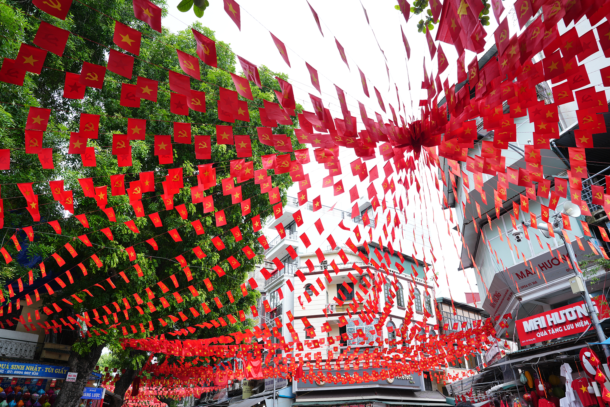 Phố Hàng Mã rực rỡ sắc đỏ màu cờ trong dịp Quốc khánh 2/9