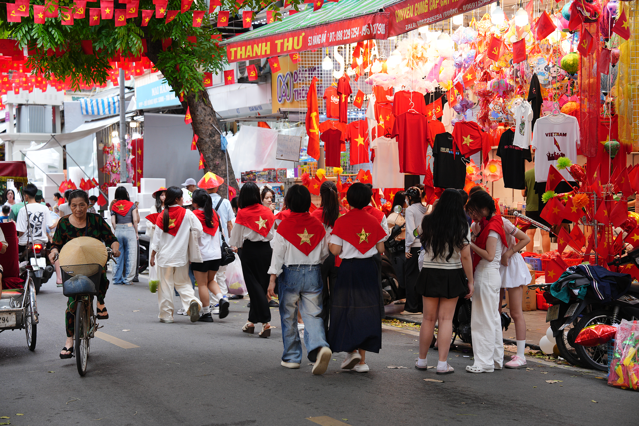 Người dân hân hoan lưu giữ dấu ấn ngày Tết Độc lập
