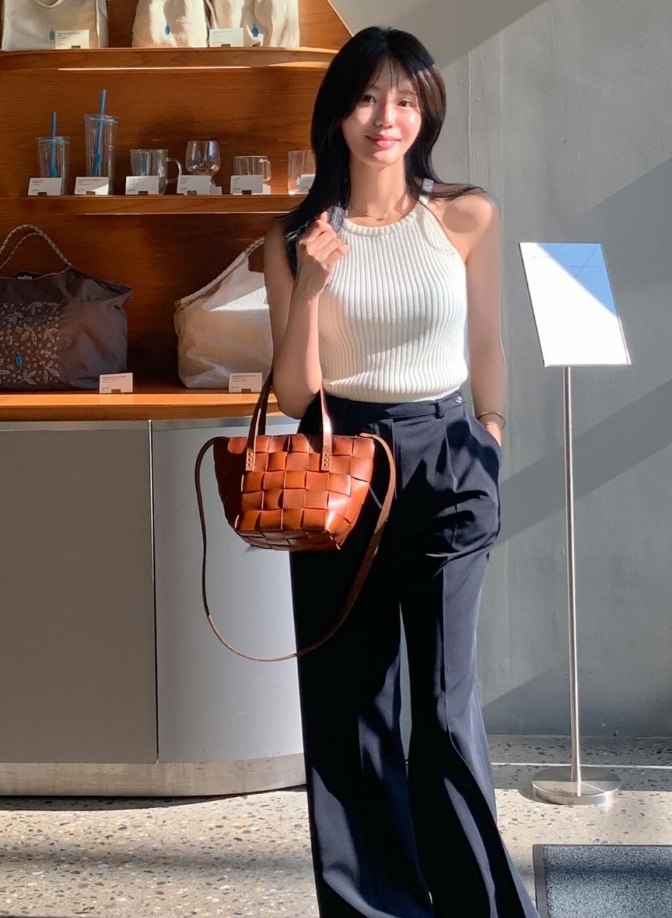 Từ công sở ra phố: 4 bí quyết diện quần âu trẻ trung, phong cách