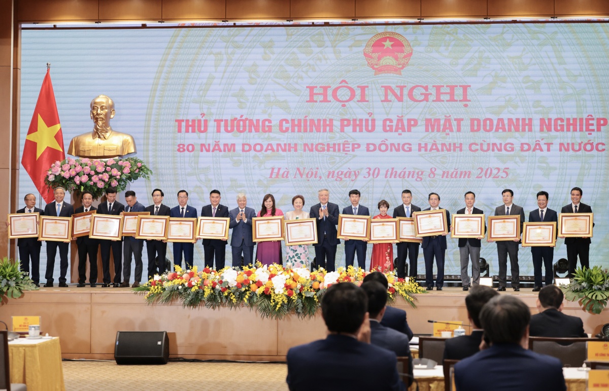 LPBank vinh dự nhận Bằng khen của Thủ tướng Chính phủ tại Hội nghị Doanh nghiệp toàn quốc LPBank vinh dự nhận Bằng khen của Thủ tướng Chính phủ tại Hội nghị Doanh nghiệp toàn quốc