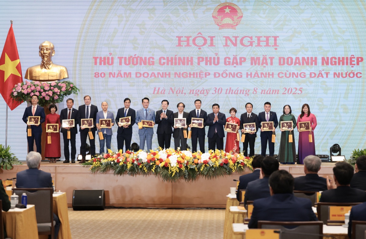 LPBank vinh dự nhận Bằng khen của Thủ tướng Chính phủ tại Hội nghị Doanh nghiệp toàn quốc LPBank vinh dự nhận Bằng khen của Thủ tướng Chính phủ tại Hội nghị Doanh nghiệp toàn quốc