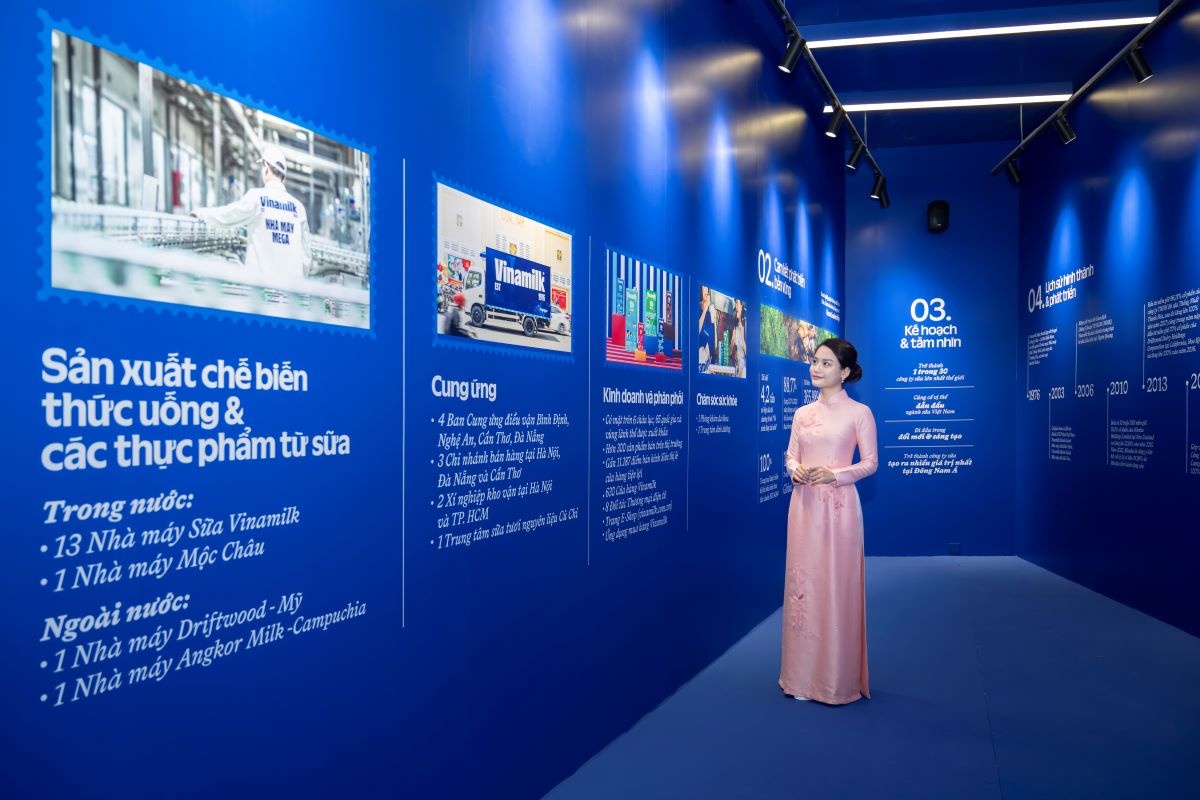    Không chỉ là nơi trưng bày sản phẩm, Vinamilk còn lồng ghép các thông tin về hành trình phát triển của doanh nghiệp – từ những ngày đầu thành lập đến vị thế là Thương hiệu Quốc gia hiện nay, đồng hành sự phát triển của đất nước. Khách tham quan tìm hiểu hành trình phát triển của thương hiệu sữa top 1 Việt Nam. (Ảnh: Vi Nam)