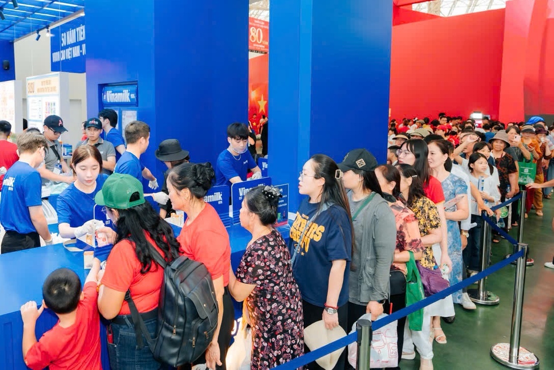 Vinamilk dành khoảng 101.000 sản phẩm để khách tham quan được thưởng thức nhiều hương vị từ sữa tươi, sữa hạt đến kem mát lành. (Ảnh: Vi Nam)