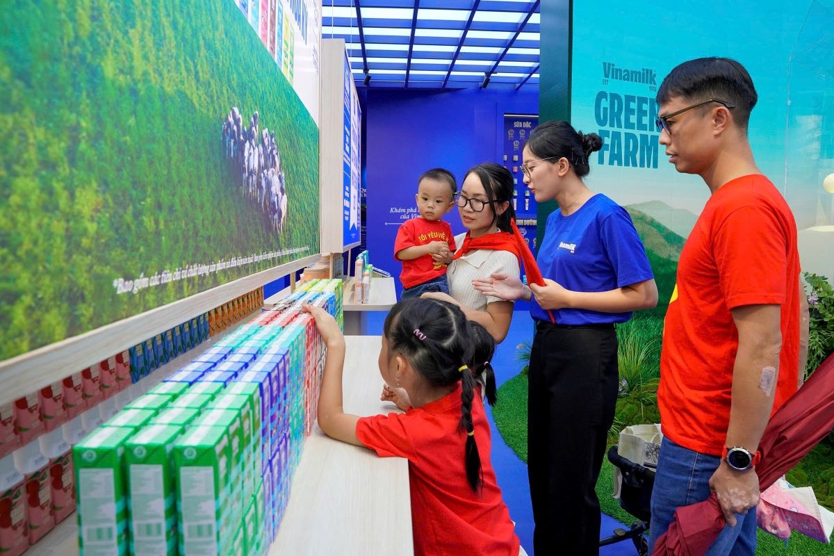 Các bạn trẻ đặc biệt yêu thích không gian trưng bày và trải nghiệm của Vinamilk. (Ảnh: Tịnh Không)