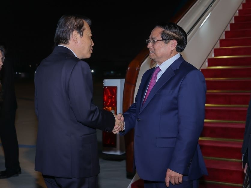 Đón Thủ tướng và Đoàn đại biểu Việt Nam tại sân bay có Bộ trưởng Bộ Giao thông vận tải Trung Quốc Lưu Vĩ; Chủ nhiệm Ủy ban Thường vụ Nhân đại thành phố Thiên Tân Dụ Vân Lâm; Đại sứ Việt Nam tại Trung Quốc Phạm Thanh Bình - Ảnh: VGP/Nhật Bắc Đón Thủ tướng và Đoàn đại biểu Việt Nam tại sân bay có Bộ trưởng Bộ Giao thông vận tải Trung Quốc Lưu Vĩ; Chủ nhiệm Ủy ban Thường vụ Nhân đại thành phố Thiên Tân Dụ Vân Lâm; Đại sứ Việt Nam tại Trung Quốc Phạm Thanh Bình - Ảnh: VGP/Nhật Bắc