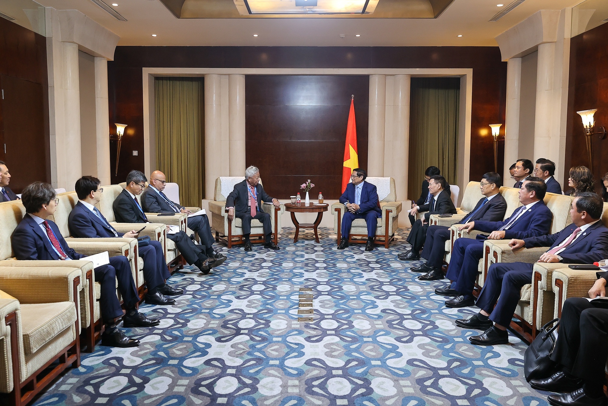 Chủ tịch AIIB Kim Lập Quần nhất trí với các đề xuất của Thủ tướng Phạm Minh Chính; khẳng định AIIB sẽ tiếp tục đồng hành, hỗ trợ Việt Nam huy động nguồn vốn hỗ trợ triển khai các dự án cơ sở hạ tầng trọng điểm, trong đó có các dự án về năng lượng tái tạo, ứng phó với biến đổi khí hậu - Ảnh: VGP/Nhật Bắc Chủ tịch AIIB Kim Lập Quần nhất trí với các đề xuất của Thủ tướng Phạm Minh Chính; khẳng định AIIB sẽ tiếp tục đồng hành, hỗ trợ Việt Nam huy động nguồn vốn hỗ trợ triển khai các dự án cơ sở hạ tầng trọng điểm, trong đó có các dự án về năng lượng tái tạo,