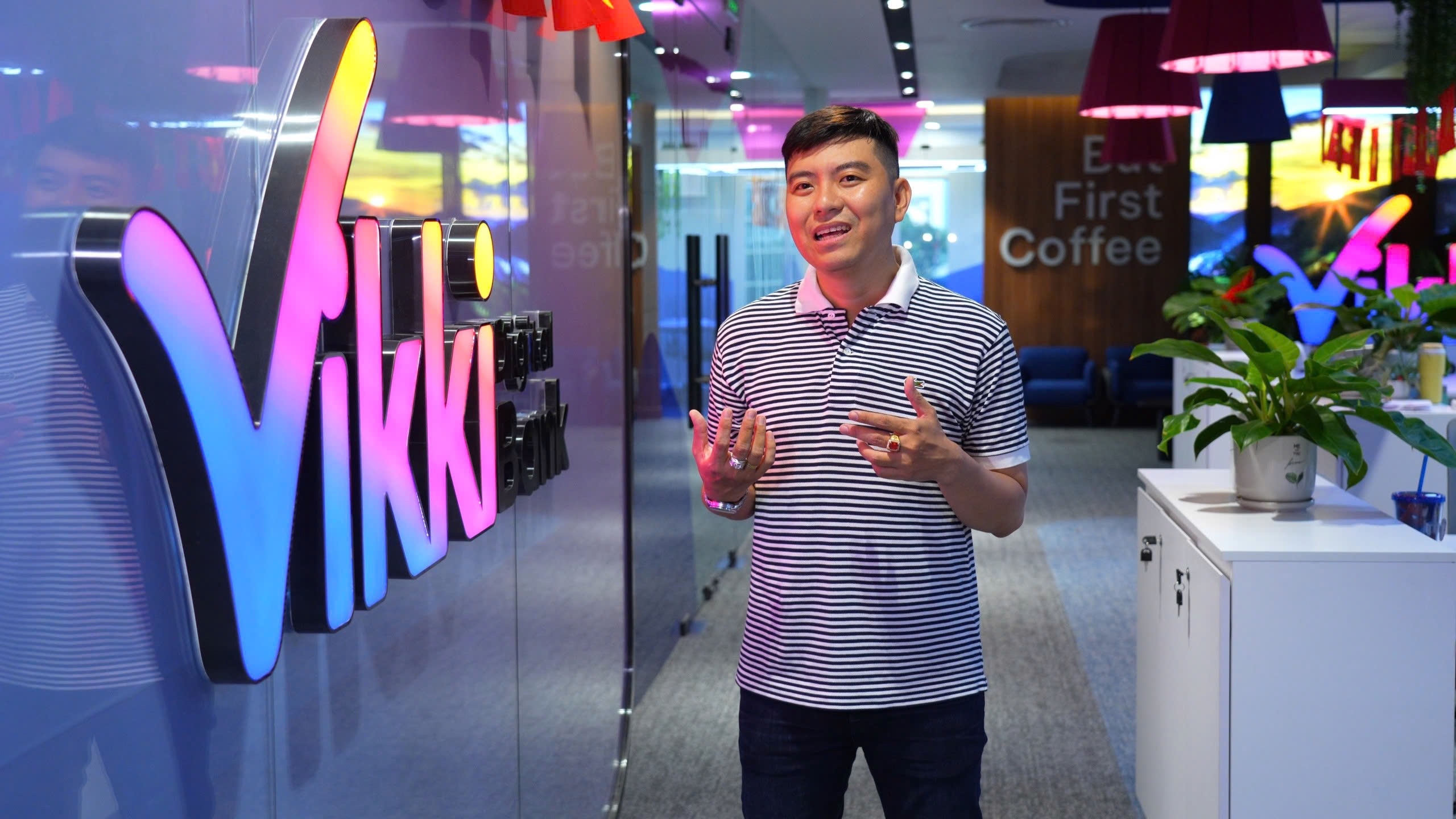 Ảnh: Các khách hàng nhận quà 1 chỉ vàng thứ 2 ngàn tại Quảng Ngãi và khách hàng thứ 3 ngàn tại Tp. Hồ Chí Minh chia sẻ niềm vui đến Ngân hàng Số Vikki khi biết tin nhận quà. 