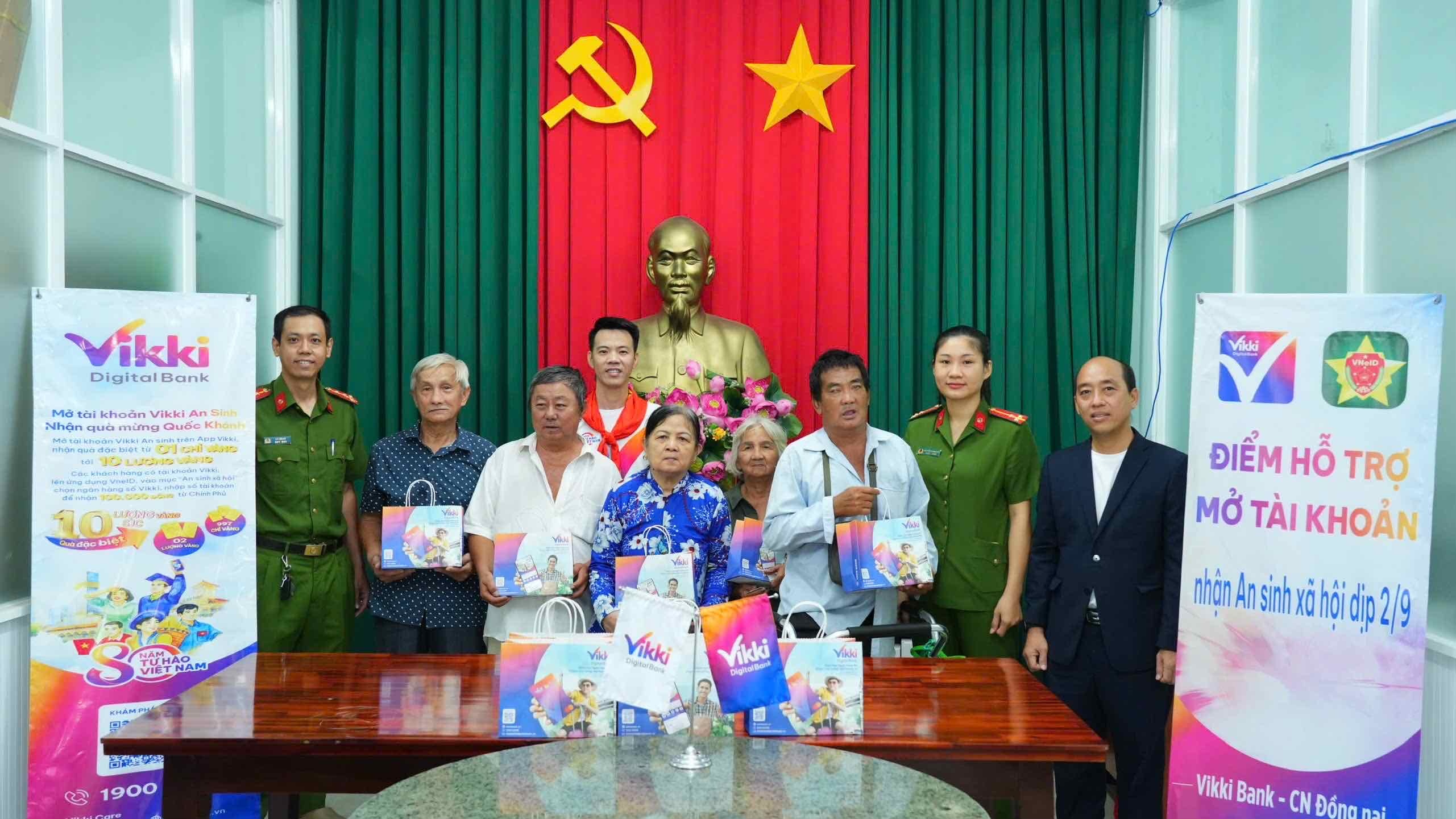 Ảnh: Đại diện Ngân hàng Số Vikki trao tặng quà điện thoại thông minh cho các hộ dân có hoàn cảnh khó khăn tại Đồng Nai