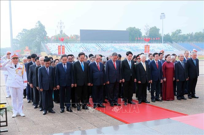 Lãnh đạo Đảng, Nhà nước tưởng niệm Chủ tịch Hồ Chí Minh. Ảnh: TTXVN