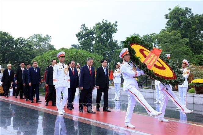 Lãnh đạo Đảng, Nhà nước đến đặt vòng hoa tại Đài tưởng niệm các Anh hùng liệt sĩ. Ảnh: TTXVN